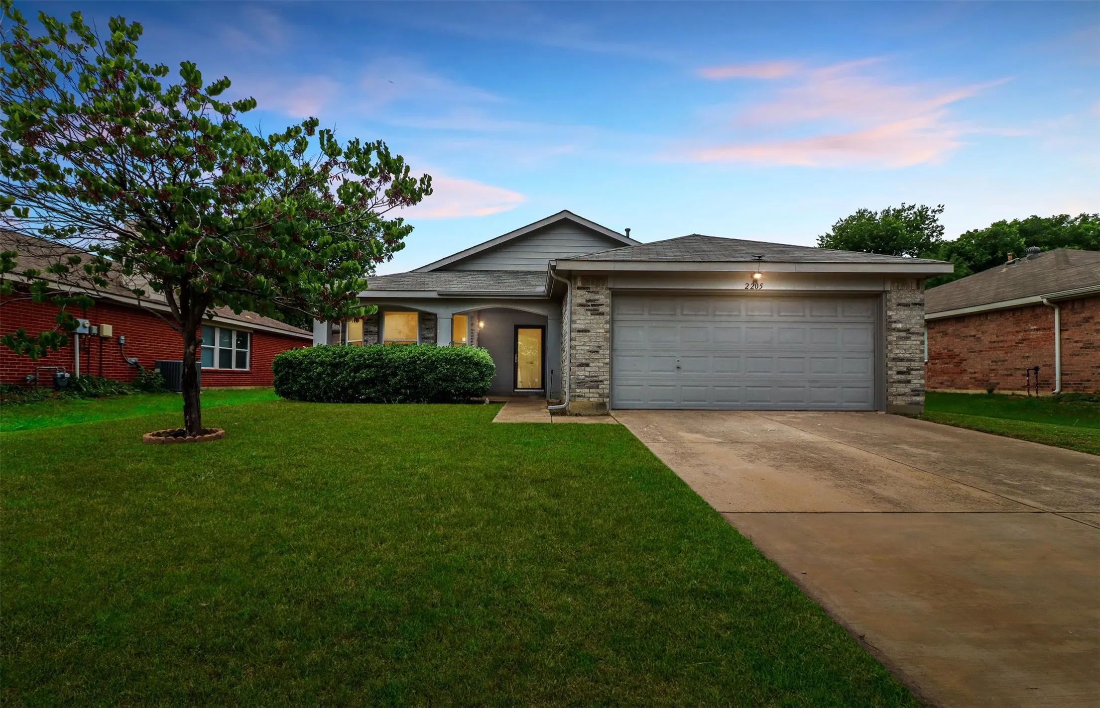 Single Family Residence For Rent in Denton County , 2205 Lookout Lane, Denton, Texas 76207, 3 Bedroom, 2 Bathroom, 2 Garage spaces, 1,618 Sqft, built in 2002, mls#21348639, Real Estate Agent in Denton, Homes For Rent in Denton county, Homes For Rent in Denton, Realtor in Denton Texas, Real Estate Brokerage Independent Realty Texas, Luminita Cordes Realtor