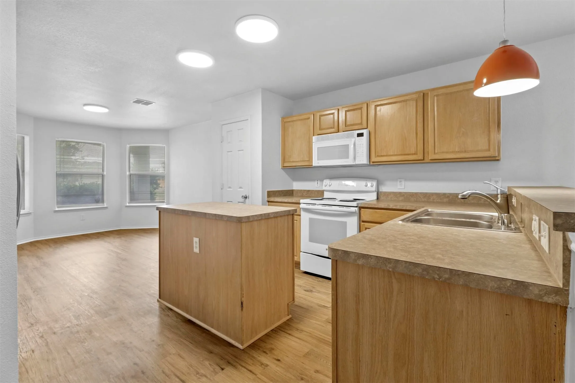 Single Family Residence For Rent in Denton County , 2205 Lookout Lane, Denton, Texas 76207, 3 Bedroom, 2 Bathroom, 2 Garage spaces, 1,618 Sqft, built in 2002, mls#21348639, Real Estate Agent in Denton, Homes For Rent in Denton county, Homes For Rent in Denton, Realtor in Denton Texas, Real Estate Brokerage Independent Realty Texas, Luminita Cordes Realtor