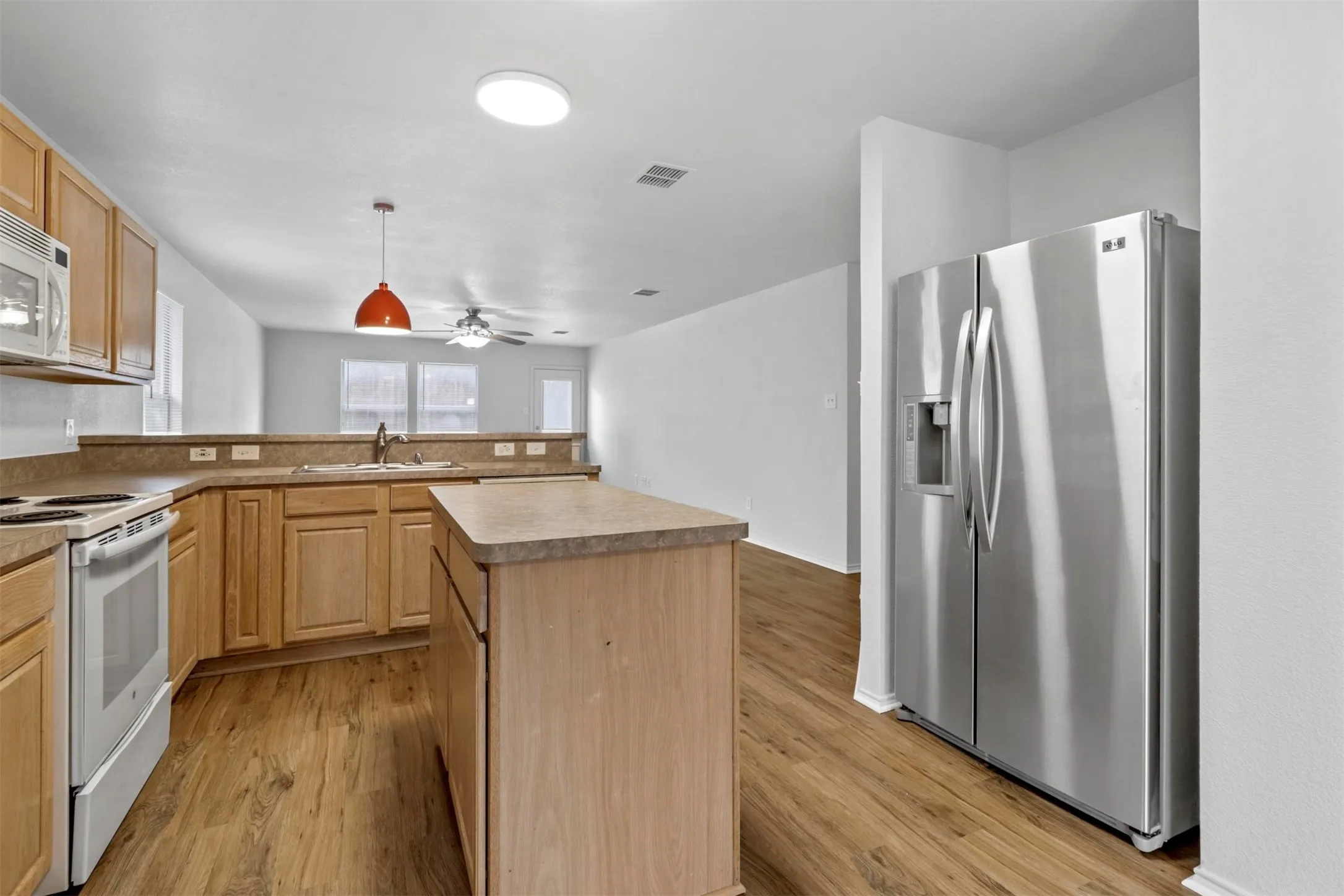 Single Family Residence For Rent in Denton County , 2205 Lookout Lane, Denton, Texas 76207, 3 Bedroom, 2 Bathroom, 2 Garage spaces, 1,618 Sqft, built in 2002, mls#21348639, Real Estate Agent in Denton, Homes For Rent in Denton county, Homes For Rent in Denton, Realtor in Denton Texas, Real Estate Brokerage Independent Realty Texas, Luminita Cordes Realtor