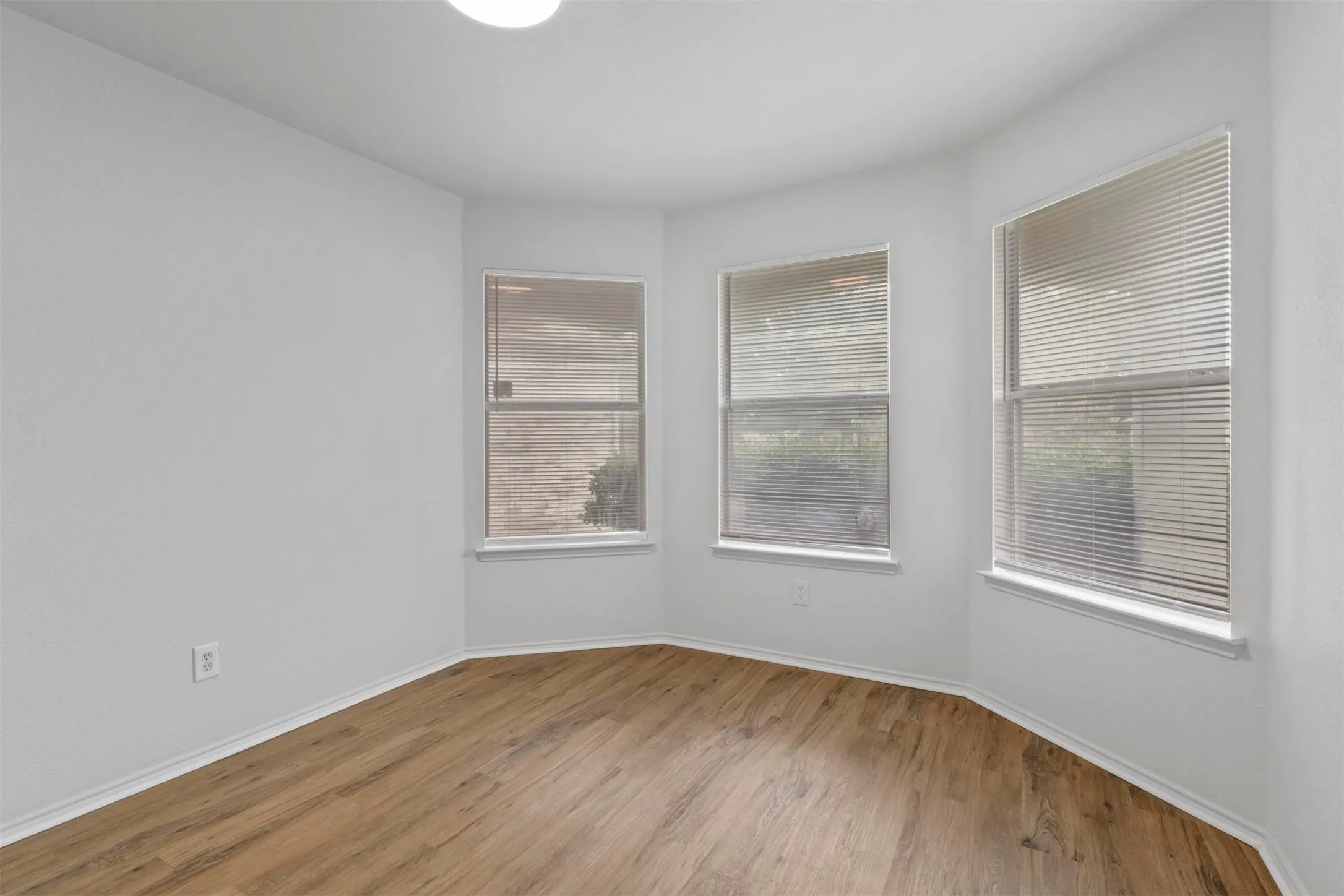 Single Family Residence For Rent in Denton County , 2205 Lookout Lane, Denton, Texas 76207, 3 Bedroom, 2 Bathroom, 2 Garage spaces, 1,618 Sqft, built in 2002, mls#21348639, Real Estate Agent in Denton, Homes For Rent in Denton county, Homes For Rent in Denton, Realtor in Denton Texas, Real Estate Brokerage Independent Realty Texas, Luminita Cordes Realtor