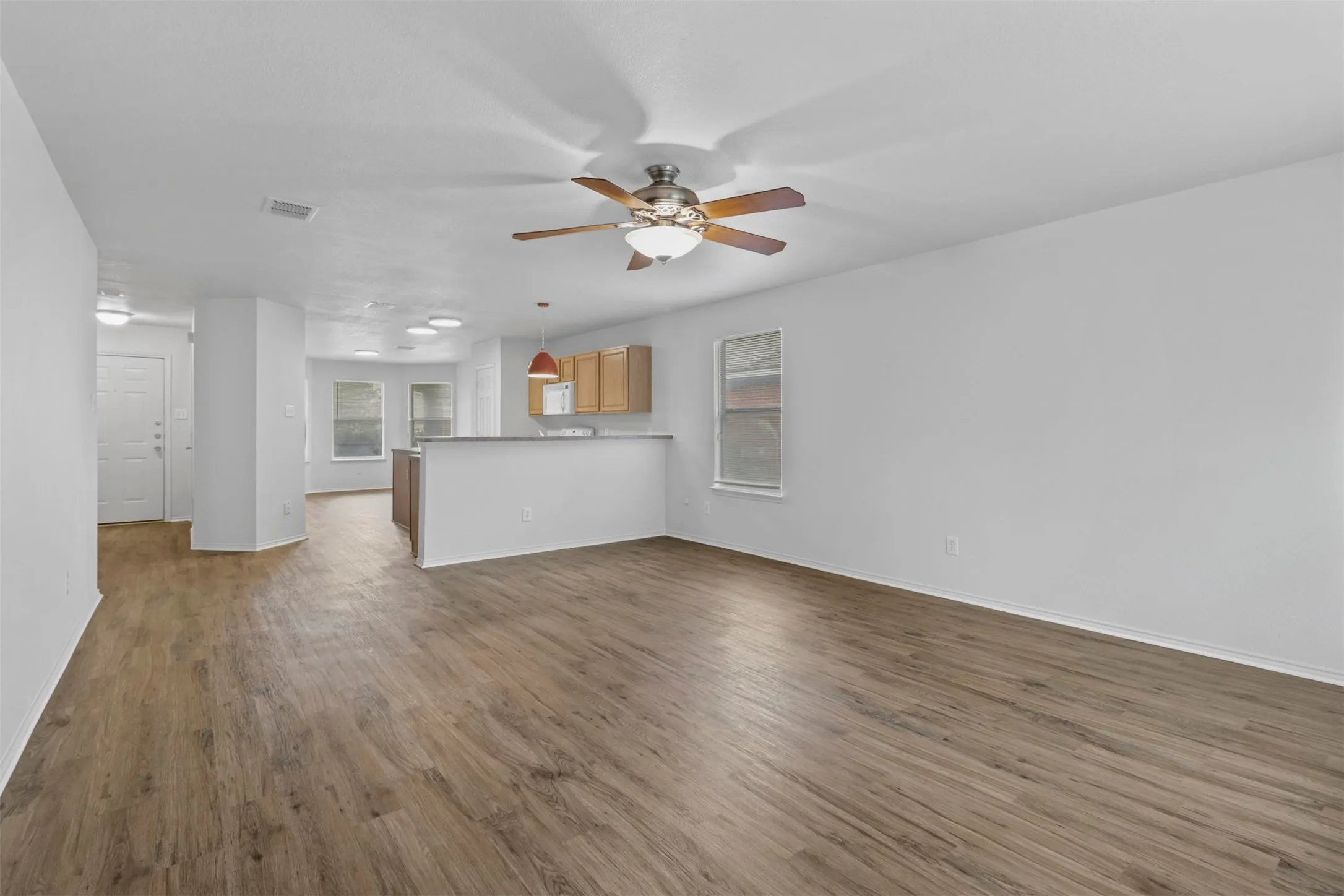 Single Family Residence For Rent in Denton County , 2205 Lookout Lane, Denton, Texas 76207, 3 Bedroom, 2 Bathroom, 2 Garage spaces, 1,618 Sqft, built in 2002, mls#21348639, Real Estate Agent in Denton, Homes For Rent in Denton county, Homes For Rent in Denton, Realtor in Denton Texas, Real Estate Brokerage Independent Realty Texas, Luminita Cordes Realtor