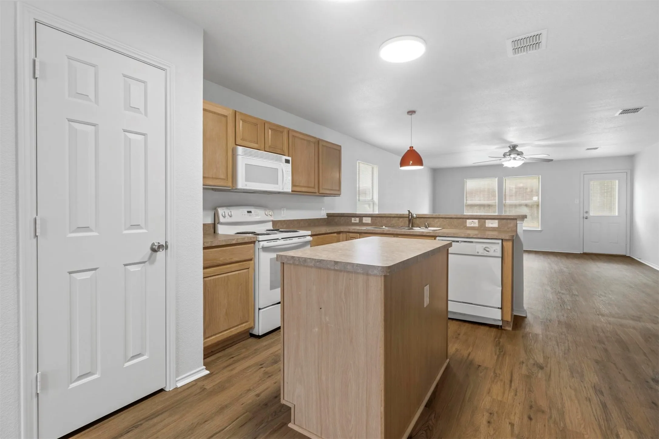 Single Family Residence For Rent in Denton County , 2205 Lookout Lane, Denton, Texas 76207, 3 Bedroom, 2 Bathroom, 2 Garage spaces, 1,618 Sqft, built in 2002, mls#21348639, Real Estate Agent in Denton, Homes For Rent in Denton county, Homes For Rent in Denton, Realtor in Denton Texas, Real Estate Brokerage Independent Realty Texas, Luminita Cordes Realtor
