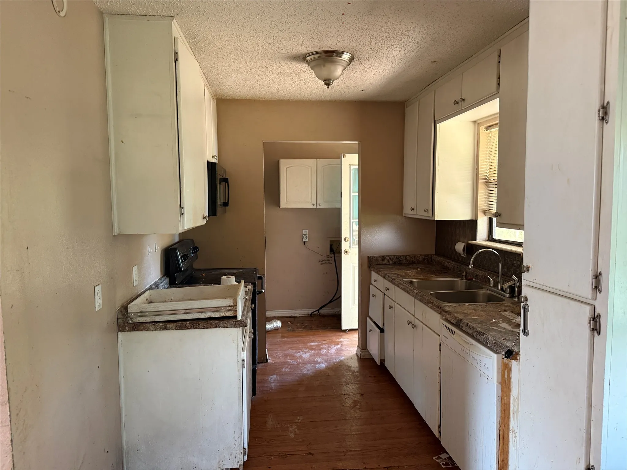 Single Family Residence For Sale in Hill County , 357 Timberline Drive, Whitney, Texas 76692, 3 Bedrooms, 2 Bathrooms, Garage spaces, 1,008 Sqft, built in 2000, Price $75,000, mls#21348660, Real Estate Agent in Whitney, Homes For Sale in Hill county, Homes For Sale in Whitney, Realtor in Whitney Texas, Real Estate Brokerage Independent Realty Texas, Luminita Cordes Realtor