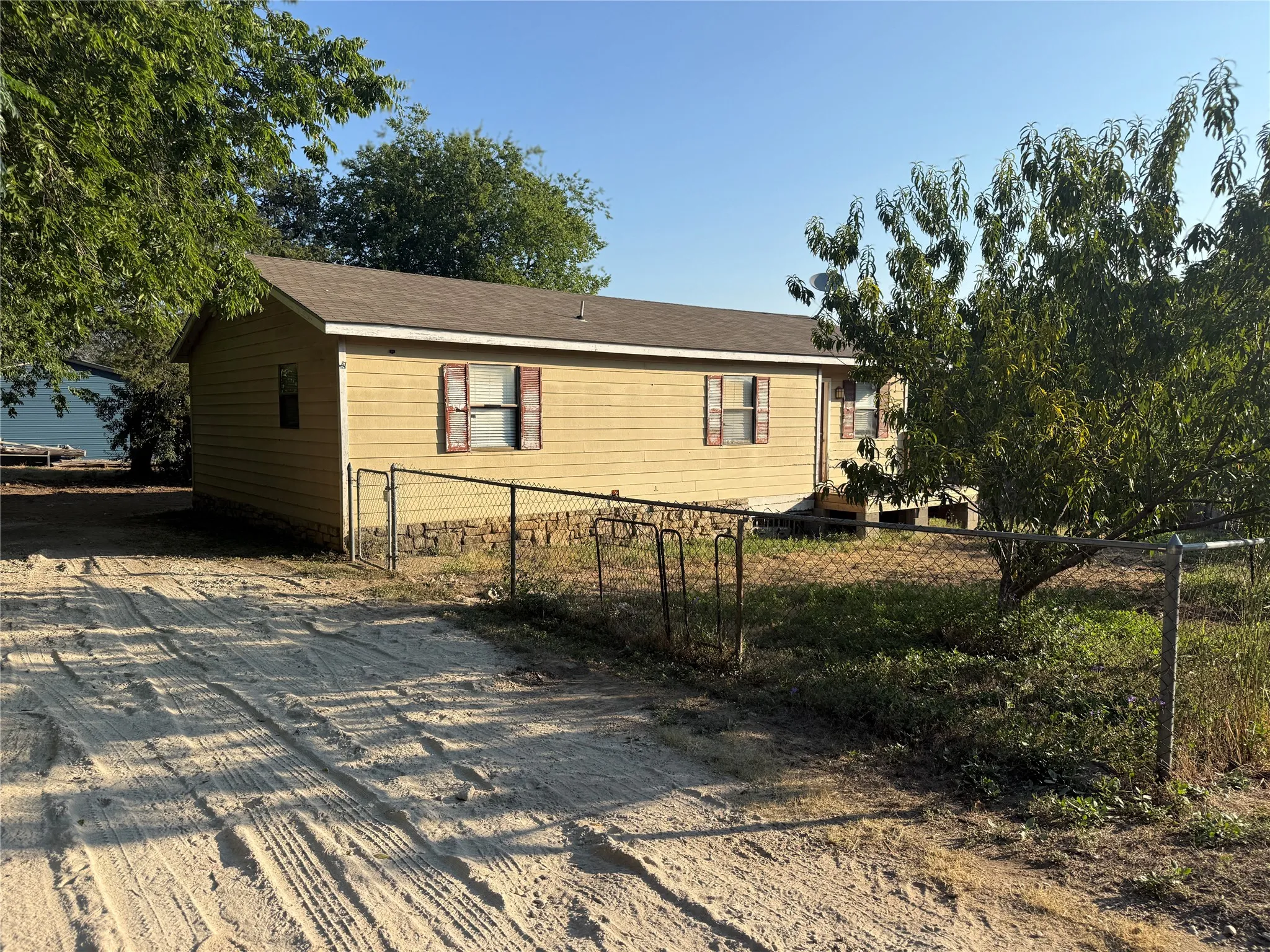 Single Family Residence For Sale in Hill County , 357 Timberline Drive, Whitney, Texas 76692, 3 Bedrooms, 2 Bathrooms, Garage spaces, 1,008 Sqft, built in 2000, Price $75,000, mls#21348660, Real Estate Agent in Whitney, Homes For Sale in Hill county, Homes For Sale in Whitney, Realtor in Whitney Texas, Real Estate Brokerage Independent Realty Texas, Luminita Cordes Realtor