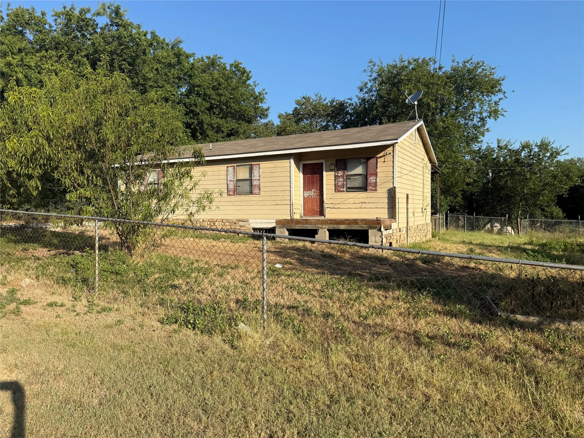 Single Family Residence For Sale in Hill County , 357 Timberline Drive, Whitney, Texas 76692, 3 Bedrooms, 2 Bathrooms, Garage spaces, 1,008 Sqft, built in 2000, Price $75,000, mls#21348660, Real Estate Agent in Whitney, Homes For Sale in Hill county, Homes For Sale in Whitney, Realtor in Whitney Texas, Real Estate Brokerage Independent Realty Texas, Luminita Cordes Realtor
