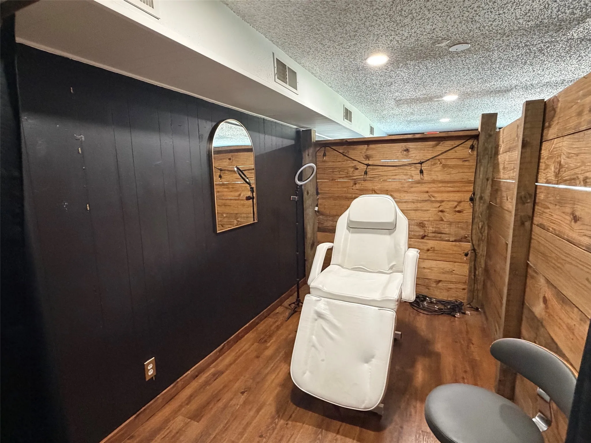 Business For Rent in Hood County , 417 W Pearl Street, Granbury, Texas 76048, 0, 0, Garage spaces, 0 Sqft, built in 1958, mls#21343580, Real Estate Agent in Granbury, Homes For Rent in Hood county, Homes For Rent in Granbury, Realtor in Granbury Texas, Real Estate Brokerage Independent Realty Texas, Luminita Cordes Realtor