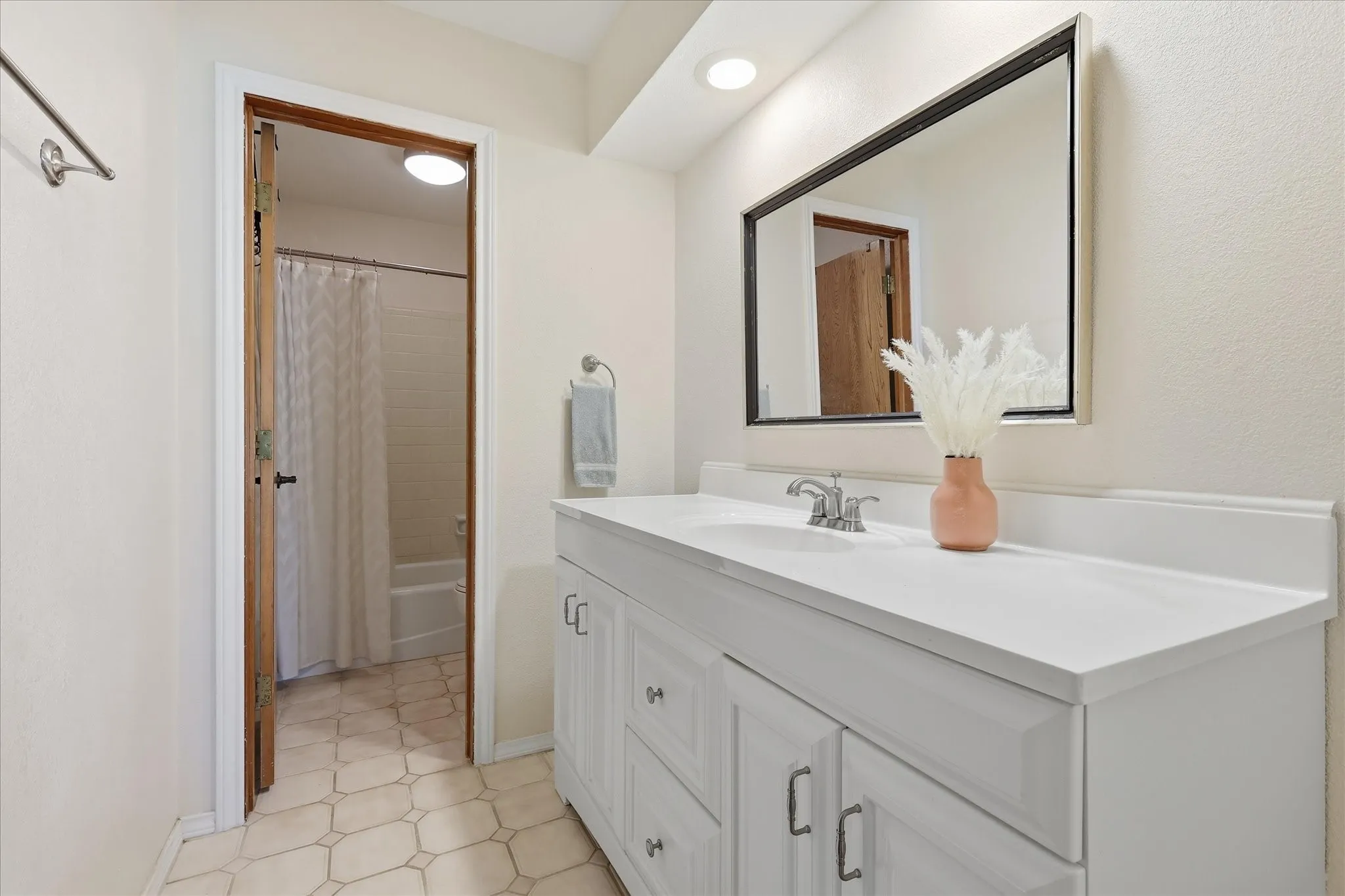 Single Family Residence For Sale in Tarrant County , 2509 Radcliffe Drive, Arlington, Texas 76012, 4 Bedroom, 3 Bathroom, 2 Garage spaces, 2,225 Sqft, built in 1977, mls#21343131, Real Estate Agent in Arlington, Homes For Sale in Tarrant county, Homes For Sale in Arlington, Realtor in Arlington Texas, Real Estate Brokerage Independent Realty Texas, Luminita Cordes Realtor