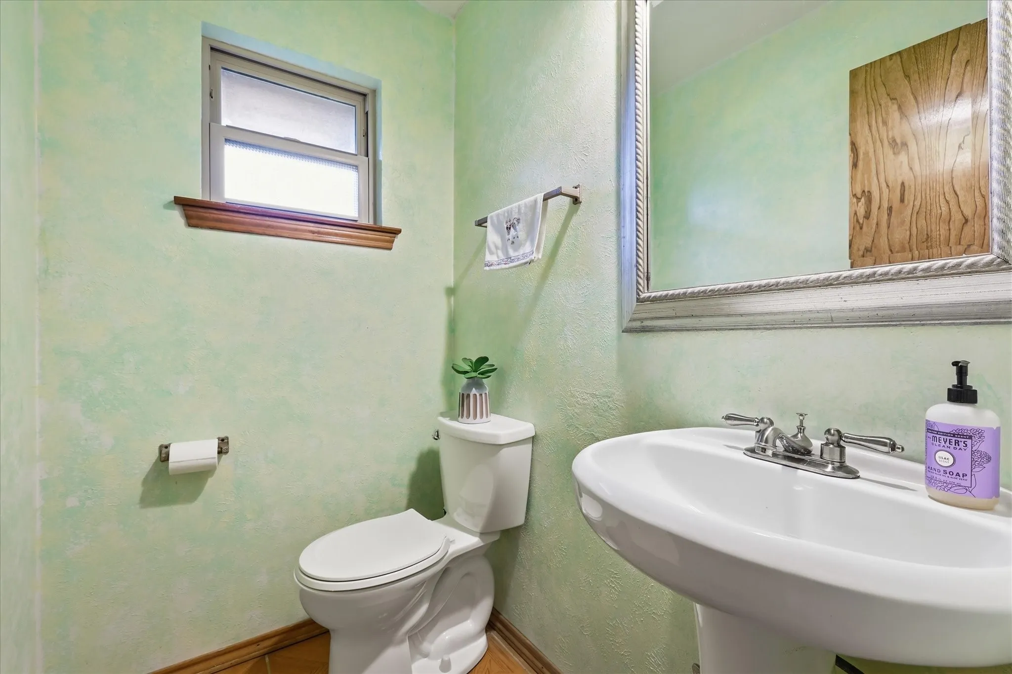 Single Family Residence For Sale in Tarrant County , 2509 Radcliffe Drive, Arlington, Texas 76012, 4 Bedroom, 3 Bathroom, 2 Garage spaces, 2,225 Sqft, built in 1977, mls#21343131, Real Estate Agent in Arlington, Homes For Sale in Tarrant county, Homes For Sale in Arlington, Realtor in Arlington Texas, Real Estate Brokerage Independent Realty Texas, Luminita Cordes Realtor