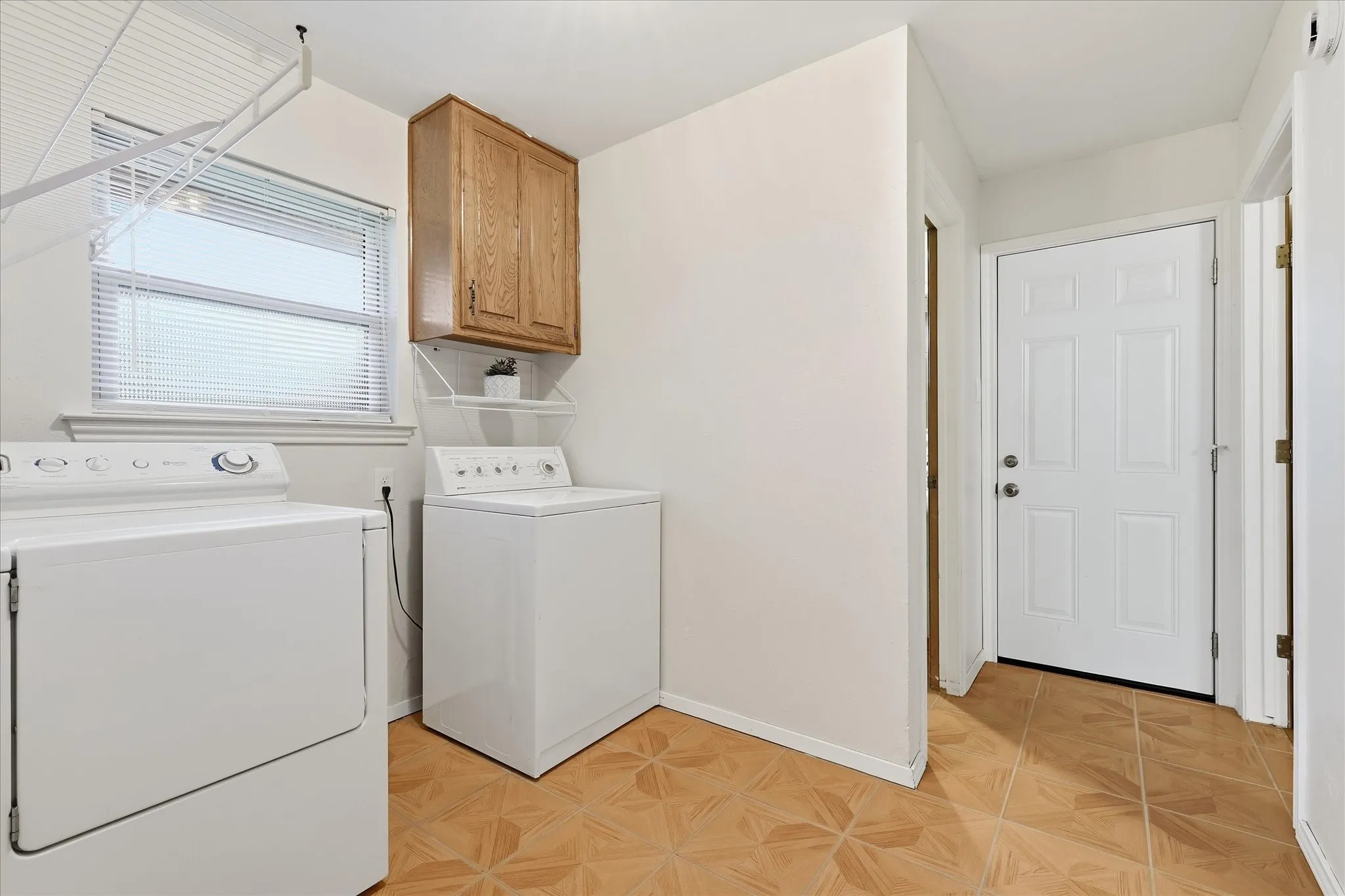 Single Family Residence For Sale in Tarrant County , 2509 Radcliffe Drive, Arlington, Texas 76012, 4 Bedroom, 3 Bathroom, 2 Garage spaces, 2,225 Sqft, built in 1977, mls#21343131, Real Estate Agent in Arlington, Homes For Sale in Tarrant county, Homes For Sale in Arlington, Realtor in Arlington Texas, Real Estate Brokerage Independent Realty Texas, Luminita Cordes Realtor