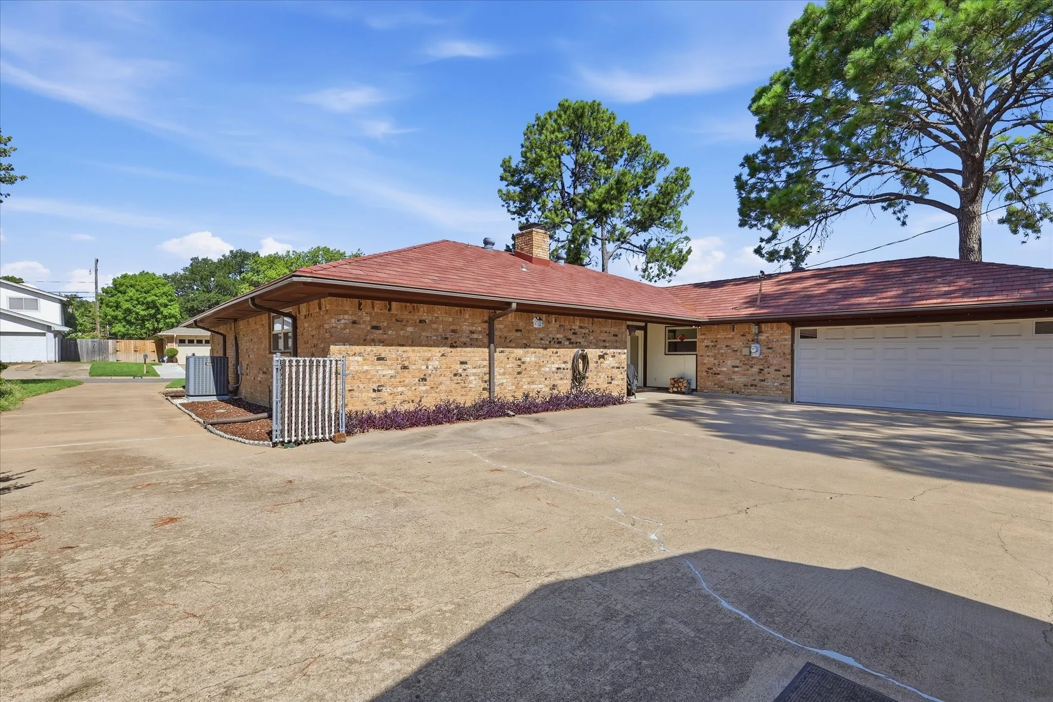 Single Family Residence For Sale in Tarrant County , 2509 Radcliffe Drive, Arlington, Texas 76012, 4 Bedroom, 3 Bathroom, 2 Garage spaces, 2,225 Sqft, built in 1977, mls#21343131, Real Estate Agent in Arlington, Homes For Sale in Tarrant county, Homes For Sale in Arlington, Realtor in Arlington Texas, Real Estate Brokerage Independent Realty Texas, Luminita Cordes Realtor