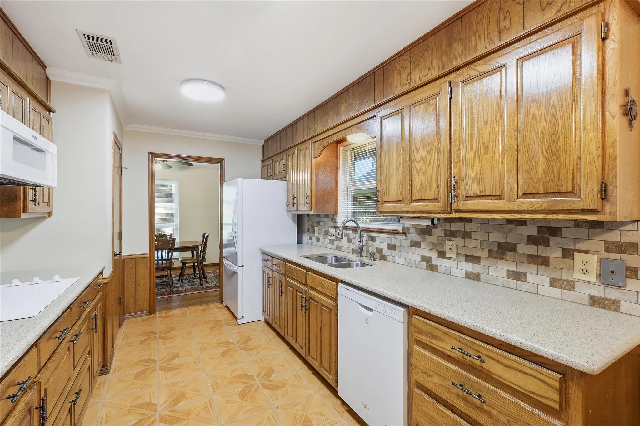 Single Family Residence For Sale in Tarrant County , 2509 Radcliffe Drive, Arlington, Texas 76012, 4 Bedroom, 3 Bathroom, 2 Garage spaces, 2,225 Sqft, built in 1977, mls#21343131, Real Estate Agent in Arlington, Homes For Sale in Tarrant county, Homes For Sale in Arlington, Realtor in Arlington Texas, Real Estate Brokerage Independent Realty Texas, Luminita Cordes Realtor