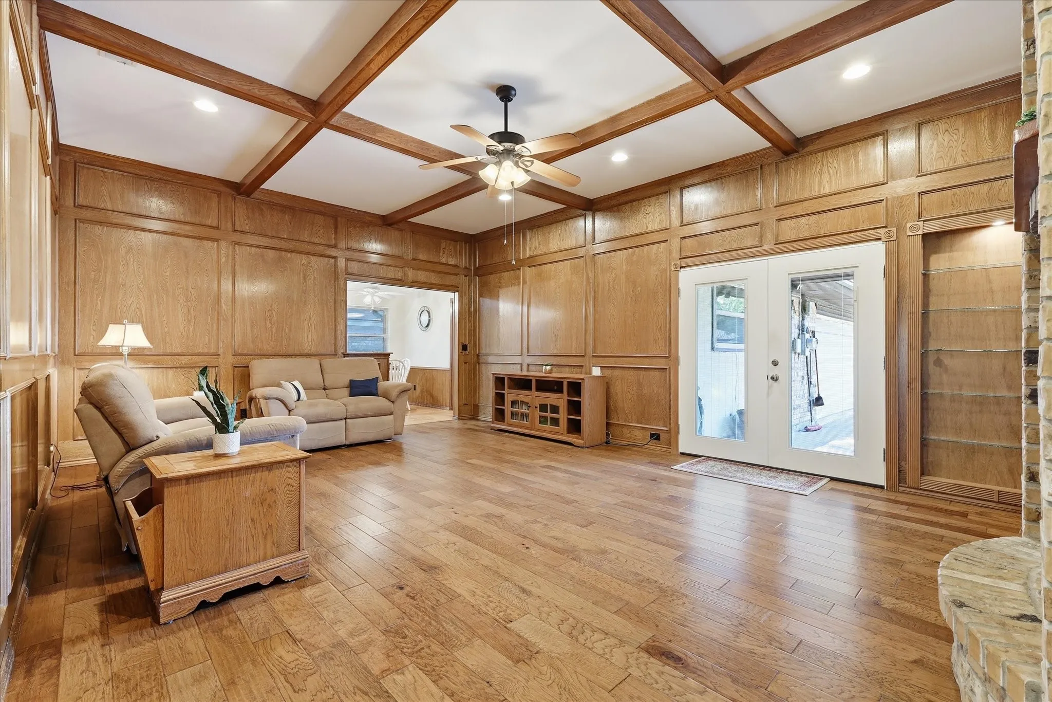 Single Family Residence For Sale in Tarrant County , 2509 Radcliffe Drive, Arlington, Texas 76012, 4 Bedroom, 3 Bathroom, 2 Garage spaces, 2,225 Sqft, built in 1977, mls#21343131, Real Estate Agent in Arlington, Homes For Sale in Tarrant county, Homes For Sale in Arlington, Realtor in Arlington Texas, Real Estate Brokerage Independent Realty Texas, Luminita Cordes Realtor