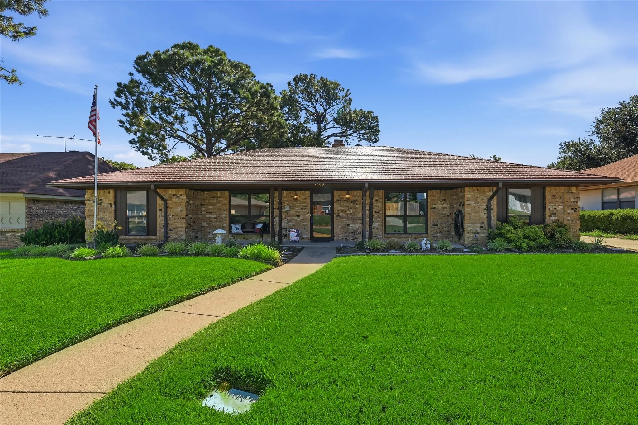 Single Family Residence For Sale in Tarrant County , 2509 Radcliffe Drive, Arlington, Texas 76012, 4 Bedroom, 3 Bathroom, 2 Garage spaces, 2,225 Sqft, built in 1977, mls#21343131, Real Estate Agent in Arlington, Homes For Sale in Tarrant county, Homes For Sale in Arlington, Realtor in Arlington Texas, Real Estate Brokerage Independent Realty Texas, Luminita Cordes Realtor