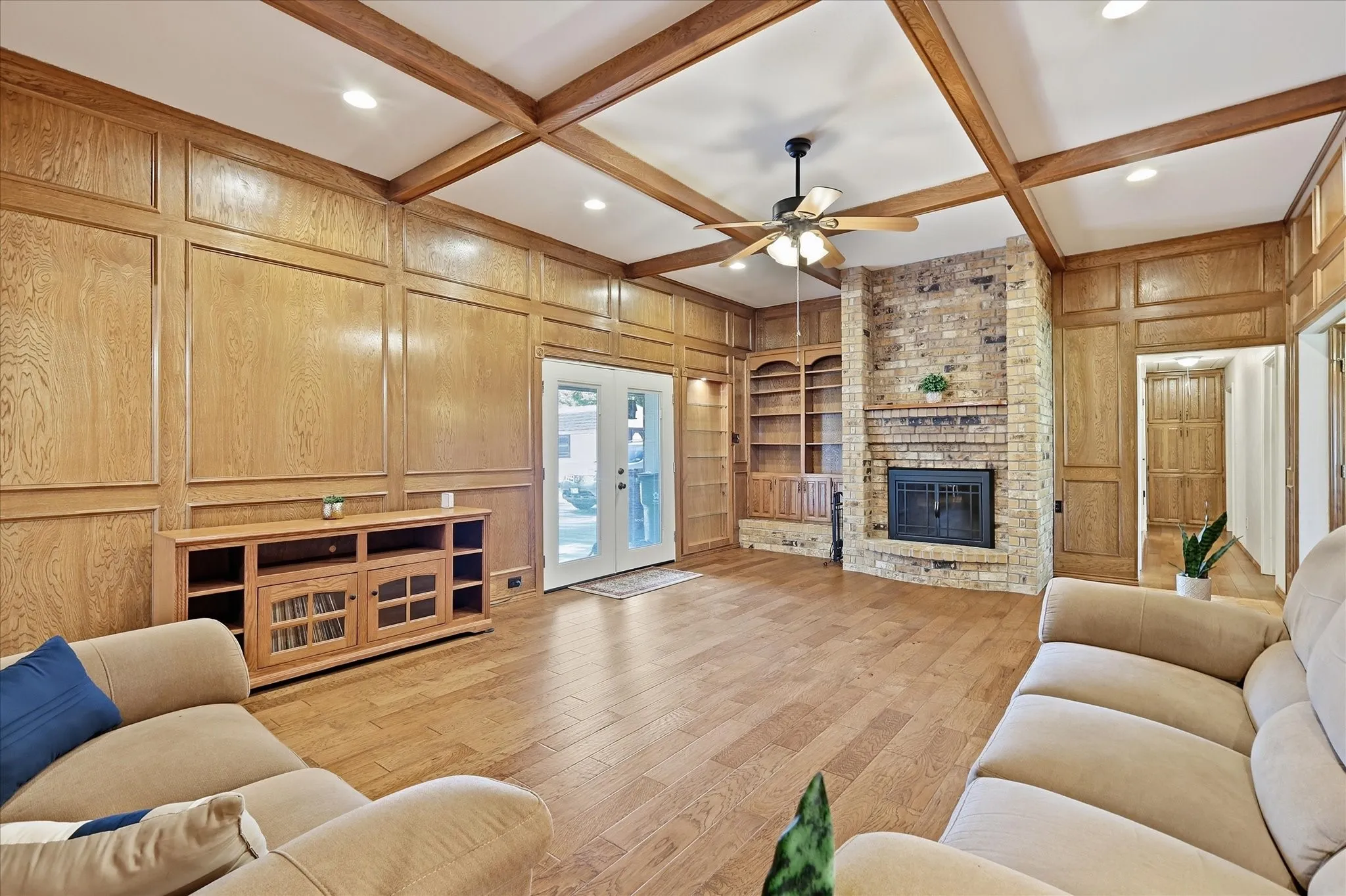Single Family Residence For Sale in Tarrant County , 2509 Radcliffe Drive, Arlington, Texas 76012, 4 Bedroom, 3 Bathroom, 2 Garage spaces, 2,225 Sqft, built in 1977, mls#21343131, Real Estate Agent in Arlington, Homes For Sale in Tarrant county, Homes For Sale in Arlington, Realtor in Arlington Texas, Real Estate Brokerage Independent Realty Texas, Luminita Cordes Realtor