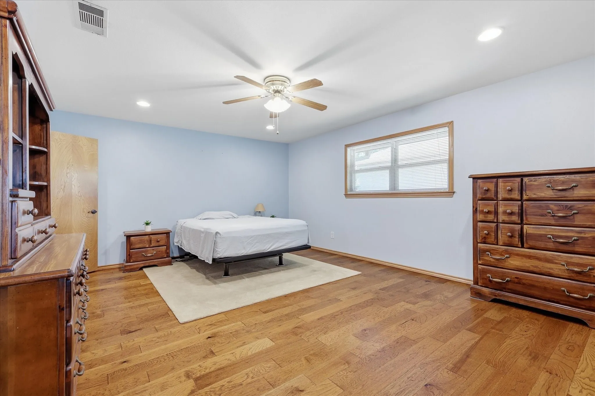 Single Family Residence For Sale in Tarrant County , 2509 Radcliffe Drive, Arlington, Texas 76012, 4 Bedroom, 3 Bathroom, 2 Garage spaces, 2,225 Sqft, built in 1977, mls#21343131, Real Estate Agent in Arlington, Homes For Sale in Tarrant county, Homes For Sale in Arlington, Realtor in Arlington Texas, Real Estate Brokerage Independent Realty Texas, Luminita Cordes Realtor