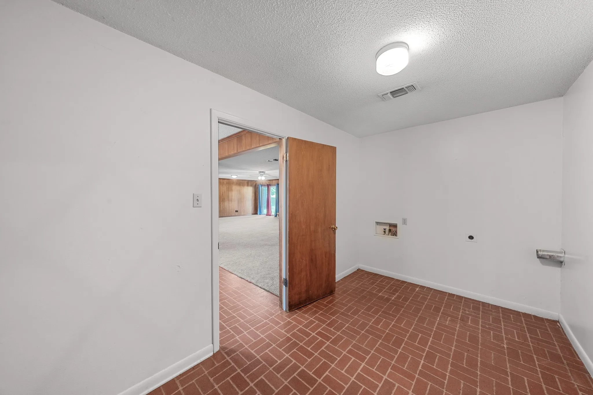 Single Family Residence For Sale in Hopkins County , 300 Merrell Drive, Sulphur Springs, Texas 75482, 3 Bedroom, 2 Bathroom, 1 Garage spaces, 2,248 Sqft, built in 1969, mls#21343688, Real Estate Agent in Sulphur Springs, Homes For Sale in Hopkins county, Homes For Sale in Sulphur Springs, Realtor in Sulphur Springs Texas, Real Estate Brokerage Independent Realty Texas, Luminita Cordes Realtor