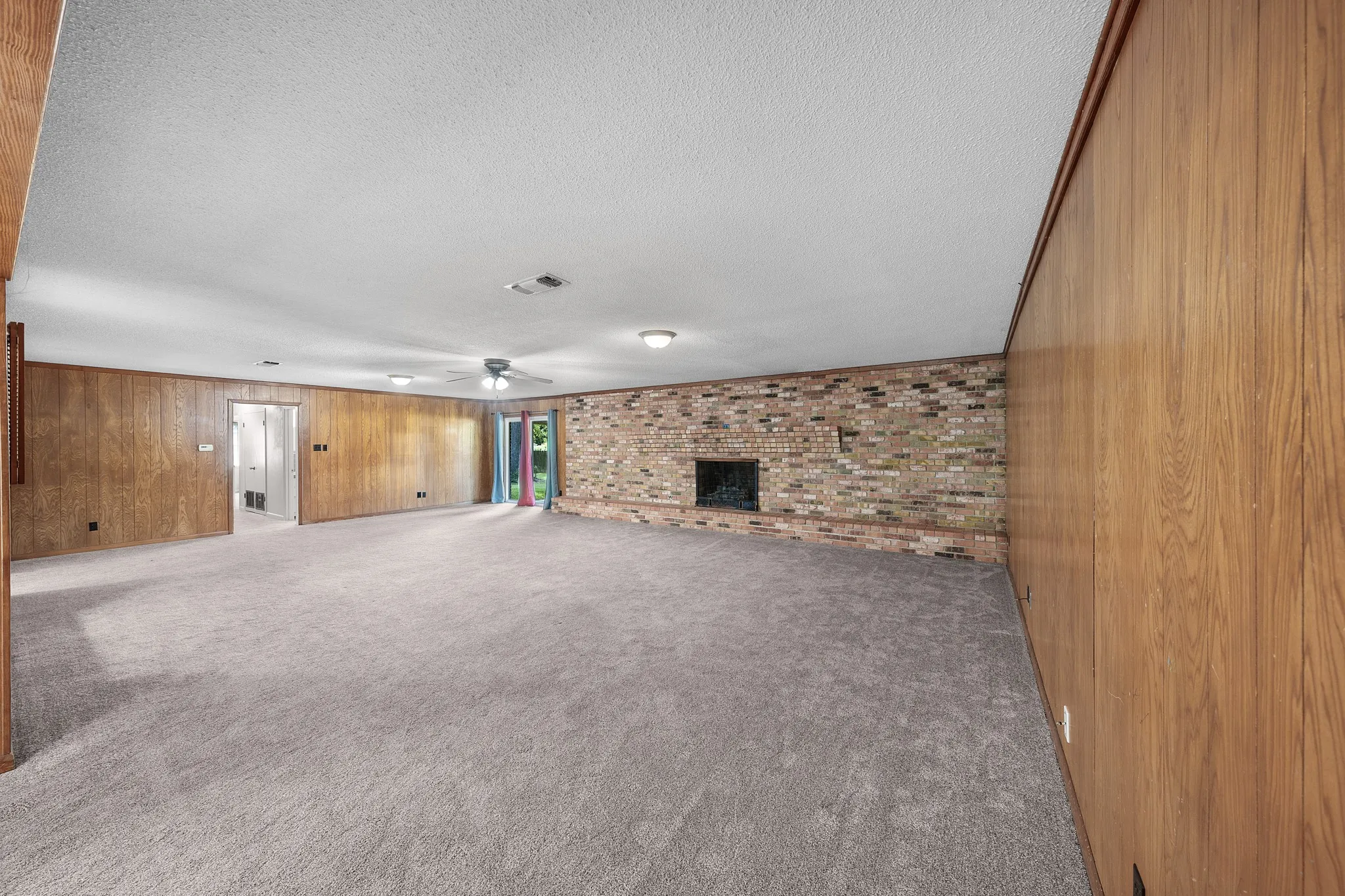 Single Family Residence For Sale in Hopkins County , 300 Merrell Drive, Sulphur Springs, Texas 75482, 3 Bedroom, 2 Bathroom, 1 Garage spaces, 2,248 Sqft, built in 1969, mls#21343688, Real Estate Agent in Sulphur Springs, Homes For Sale in Hopkins county, Homes For Sale in Sulphur Springs, Realtor in Sulphur Springs Texas, Real Estate Brokerage Independent Realty Texas, Luminita Cordes Realtor