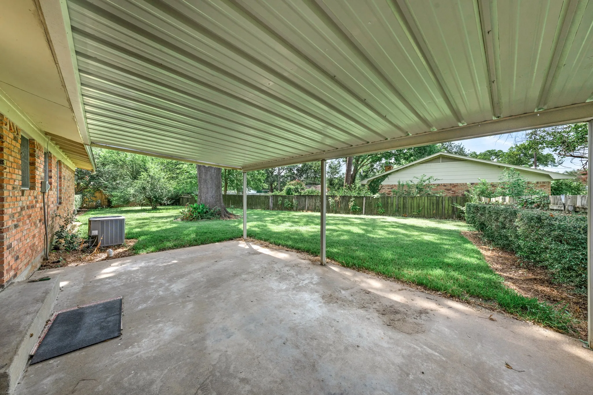 Single Family Residence For Sale in Hopkins County , 300 Merrell Drive, Sulphur Springs, Texas 75482, 3 Bedroom, 2 Bathroom, 1 Garage spaces, 2,248 Sqft, built in 1969, mls#21343688, Real Estate Agent in Sulphur Springs, Homes For Sale in Hopkins county, Homes For Sale in Sulphur Springs, Realtor in Sulphur Springs Texas, Real Estate Brokerage Independent Realty Texas, Luminita Cordes Realtor