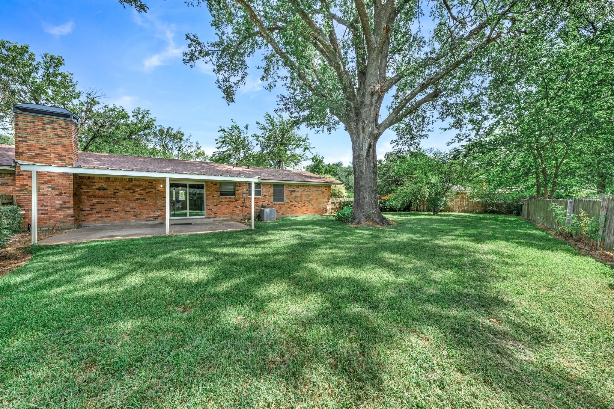 Single Family Residence For Sale in Hopkins County , 300 Merrell Drive, Sulphur Springs, Texas 75482, 3 Bedroom, 2 Bathroom, 1 Garage spaces, 2,248 Sqft, built in 1969, mls#21343688, Real Estate Agent in Sulphur Springs, Homes For Sale in Hopkins county, Homes For Sale in Sulphur Springs, Realtor in Sulphur Springs Texas, Real Estate Brokerage Independent Realty Texas, Luminita Cordes Realtor