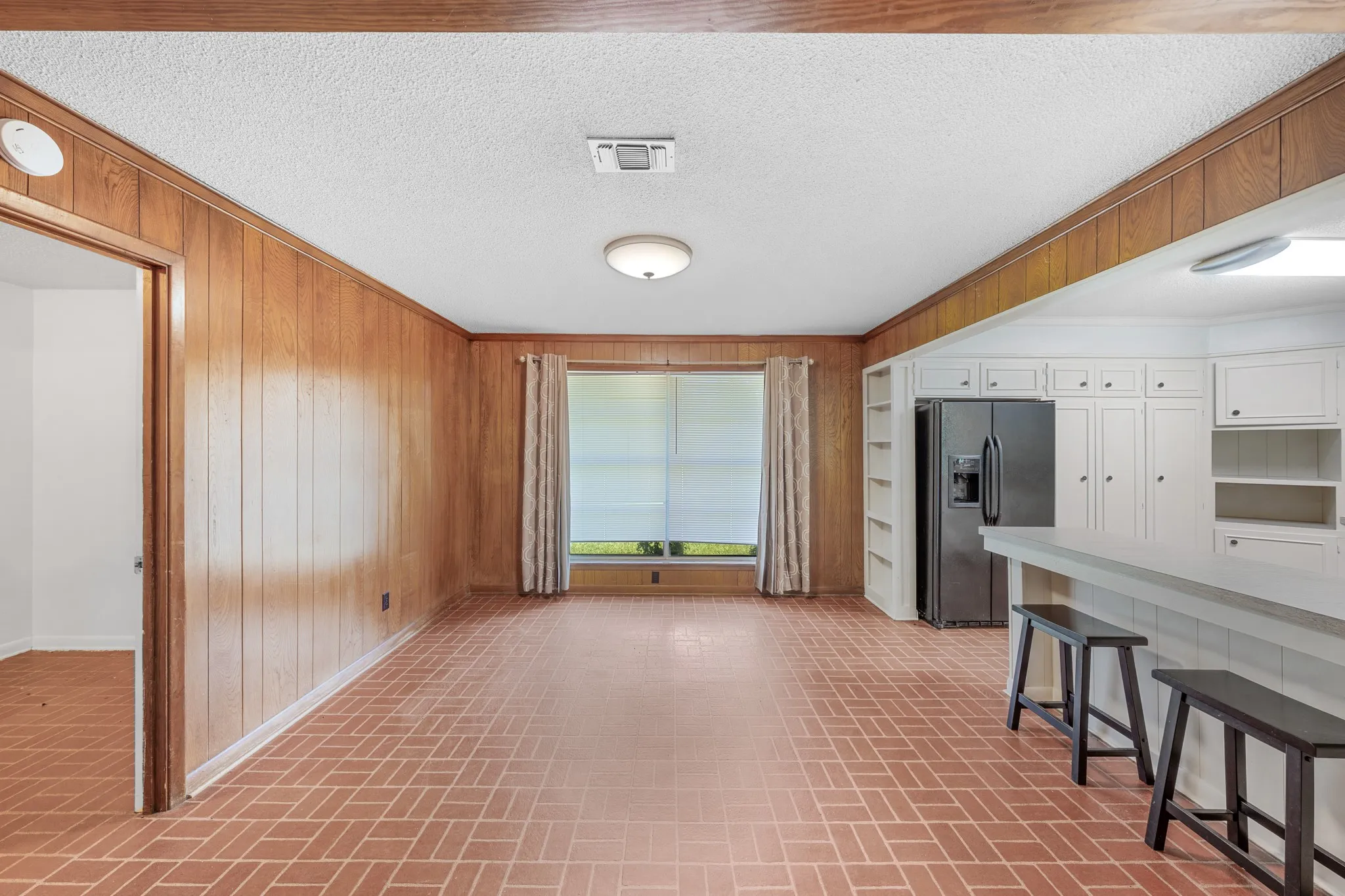 Single Family Residence For Sale in Hopkins County , 300 Merrell Drive, Sulphur Springs, Texas 75482, 3 Bedroom, 2 Bathroom, 1 Garage spaces, 2,248 Sqft, built in 1969, mls#21343688, Real Estate Agent in Sulphur Springs, Homes For Sale in Hopkins county, Homes For Sale in Sulphur Springs, Realtor in Sulphur Springs Texas, Real Estate Brokerage Independent Realty Texas, Luminita Cordes Realtor