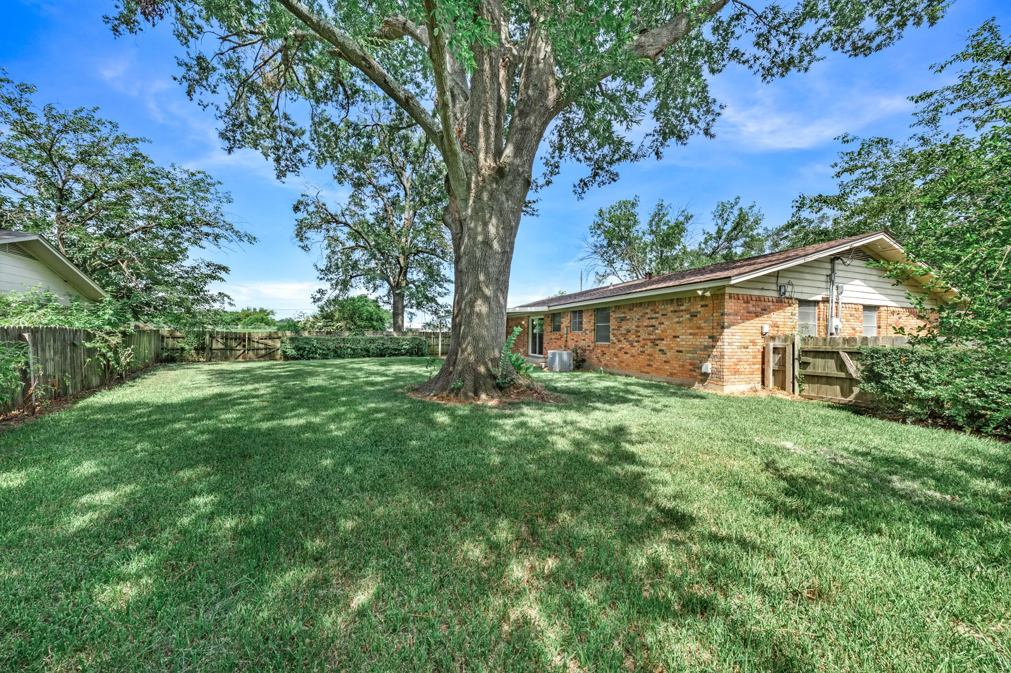 Single Family Residence For Sale in Hopkins County , 300 Merrell Drive, Sulphur Springs, Texas 75482, 3 Bedroom, 2 Bathroom, 1 Garage spaces, 2,248 Sqft, built in 1969, mls#21343688, Real Estate Agent in Sulphur Springs, Homes For Sale in Hopkins county, Homes For Sale in Sulphur Springs, Realtor in Sulphur Springs Texas, Real Estate Brokerage Independent Realty Texas, Luminita Cordes Realtor