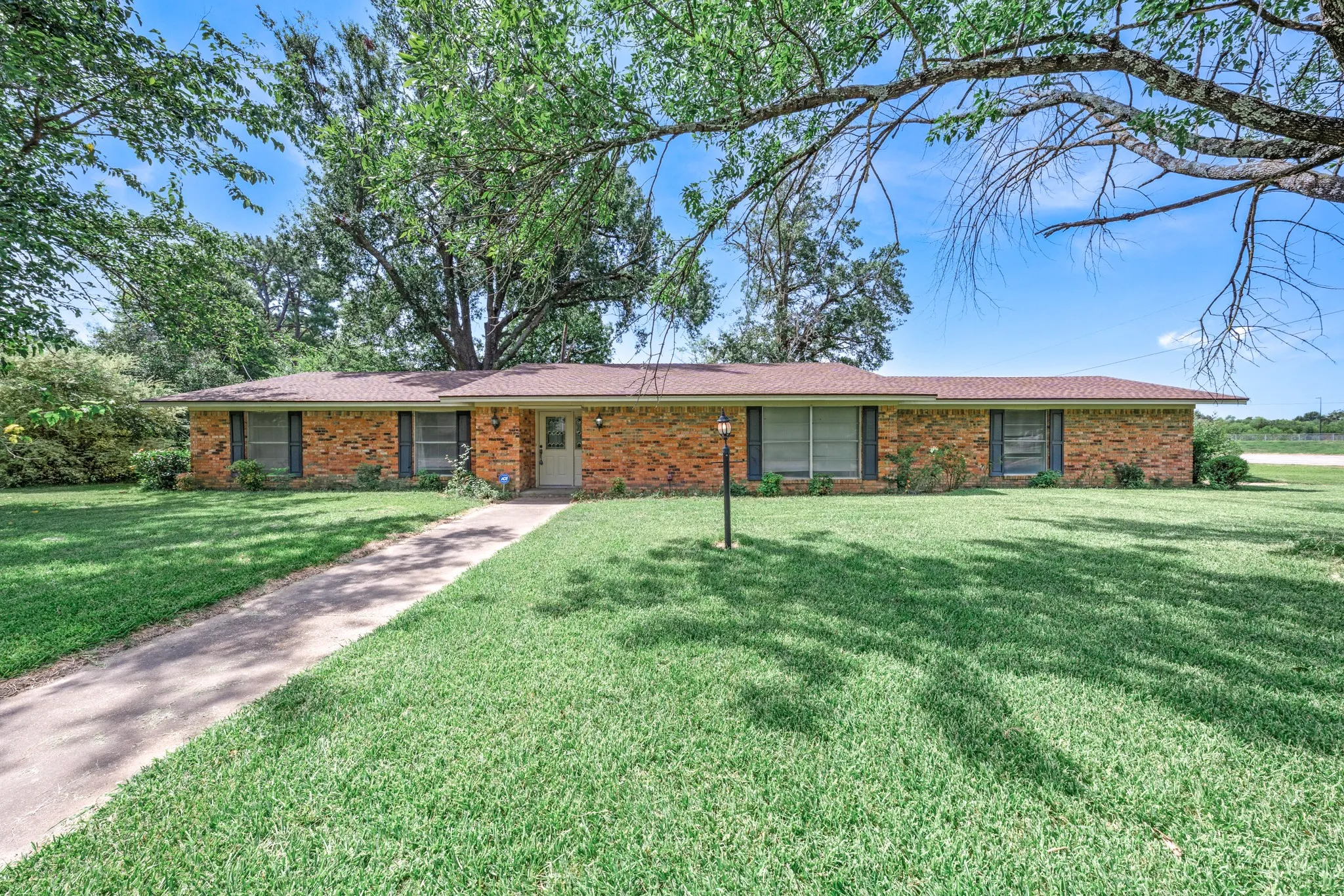 Single Family Residence For Sale in Hopkins County , 300 Merrell Drive, Sulphur Springs, Texas 75482, 3 Bedroom, 2 Bathroom, 1 Garage spaces, 2,248 Sqft, built in 1969, mls#21343688, Real Estate Agent in Sulphur Springs, Homes For Sale in Hopkins county, Homes For Sale in Sulphur Springs, Realtor in Sulphur Springs Texas, Real Estate Brokerage Independent Realty Texas, Luminita Cordes Realtor