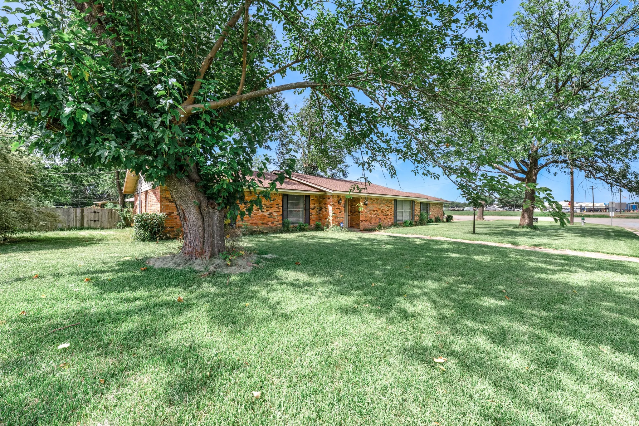 Single Family Residence For Sale in Hopkins County , 300 Merrell Drive, Sulphur Springs, Texas 75482, 3 Bedroom, 2 Bathroom, 1 Garage spaces, 2,248 Sqft, built in 1969, mls#21343688, Real Estate Agent in Sulphur Springs, Homes For Sale in Hopkins county, Homes For Sale in Sulphur Springs, Realtor in Sulphur Springs Texas, Real Estate Brokerage Independent Realty Texas, Luminita Cordes Realtor