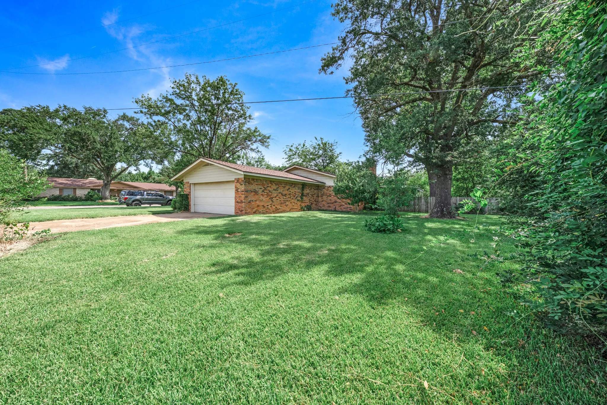 Single Family Residence For Sale in Hopkins County , 300 Merrell Drive, Sulphur Springs, Texas 75482, 3 Bedroom, 2 Bathroom, 1 Garage spaces, 2,248 Sqft, built in 1969, mls#21343688, Real Estate Agent in Sulphur Springs, Homes For Sale in Hopkins county, Homes For Sale in Sulphur Springs, Realtor in Sulphur Springs Texas, Real Estate Brokerage Independent Realty Texas, Luminita Cordes Realtor