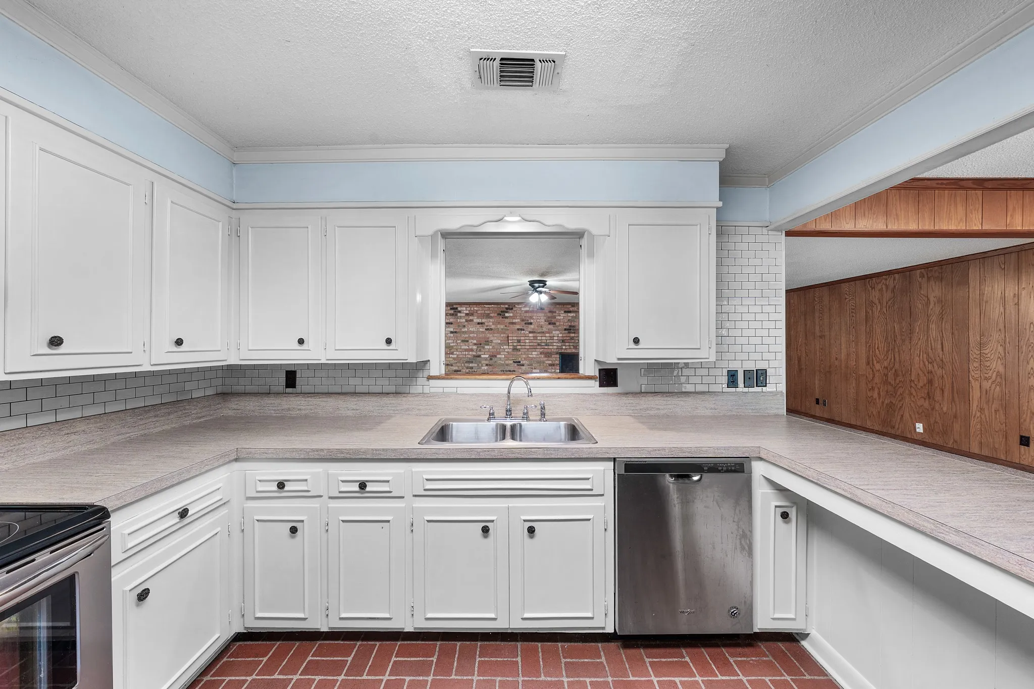 Single Family Residence For Sale in Hopkins County , 300 Merrell Drive, Sulphur Springs, Texas 75482, 3 Bedroom, 2 Bathroom, 1 Garage spaces, 2,248 Sqft, built in 1969, mls#21343688, Real Estate Agent in Sulphur Springs, Homes For Sale in Hopkins county, Homes For Sale in Sulphur Springs, Realtor in Sulphur Springs Texas, Real Estate Brokerage Independent Realty Texas, Luminita Cordes Realtor
