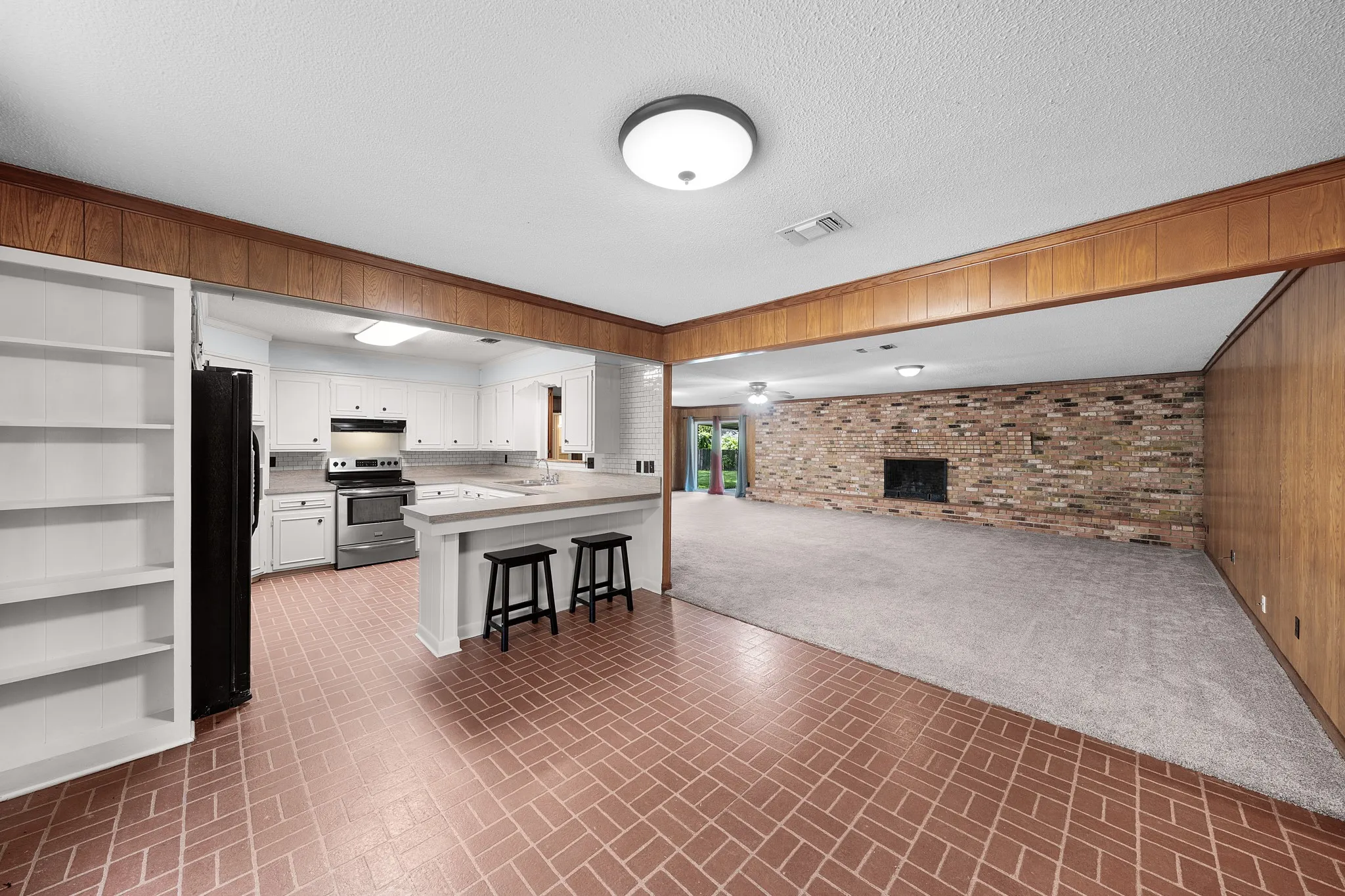 Single Family Residence For Sale in Hopkins County , 300 Merrell Drive, Sulphur Springs, Texas 75482, 3 Bedroom, 2 Bathroom, 1 Garage spaces, 2,248 Sqft, built in 1969, mls#21343688, Real Estate Agent in Sulphur Springs, Homes For Sale in Hopkins county, Homes For Sale in Sulphur Springs, Realtor in Sulphur Springs Texas, Real Estate Brokerage Independent Realty Texas, Luminita Cordes Realtor