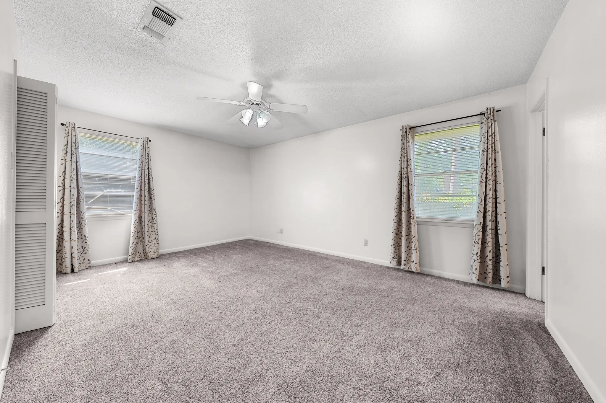 Single Family Residence For Sale in Hopkins County , 300 Merrell Drive, Sulphur Springs, Texas 75482, 3 Bedroom, 2 Bathroom, 1 Garage spaces, 2,248 Sqft, built in 1969, mls#21343688, Real Estate Agent in Sulphur Springs, Homes For Sale in Hopkins county, Homes For Sale in Sulphur Springs, Realtor in Sulphur Springs Texas, Real Estate Brokerage Independent Realty Texas, Luminita Cordes Realtor