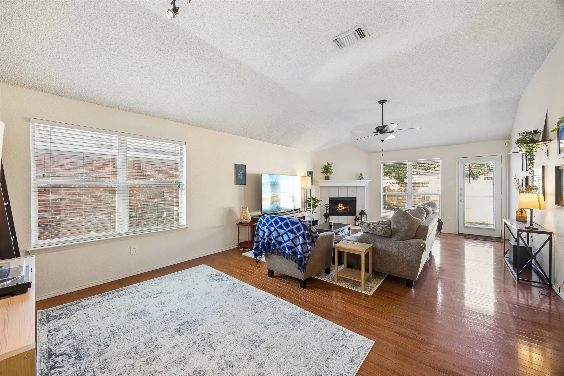 Single Family Residence For Sale in Tarrant County , 4645 Wheatland Drive, Fort Worth, Texas 76179, 3 Bedroom, 2 Bathroom, 2 Garage spaces, 1,560 Sqft, built in 2004, mls#21343287, Real Estate Agent in Fort Worth, Homes For Sale in Tarrant county, Homes For Sale in Fort Worth, Realtor in Fort Worth Texas, Real Estate Brokerage Independent Realty Texas, Luminita Cordes Realtor