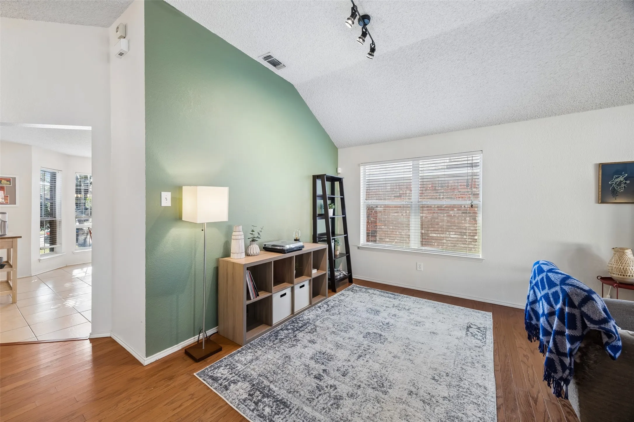 Single Family Residence For Sale in Tarrant County , 4645 Wheatland Drive, Fort Worth, Texas 76179, 3 Bedroom, 2 Bathroom, 2 Garage spaces, 1,560 Sqft, built in 2004, mls#21343287, Real Estate Agent in Fort Worth, Homes For Sale in Tarrant county, Homes For Sale in Fort Worth, Realtor in Fort Worth Texas, Real Estate Brokerage Independent Realty Texas, Luminita Cordes Realtor