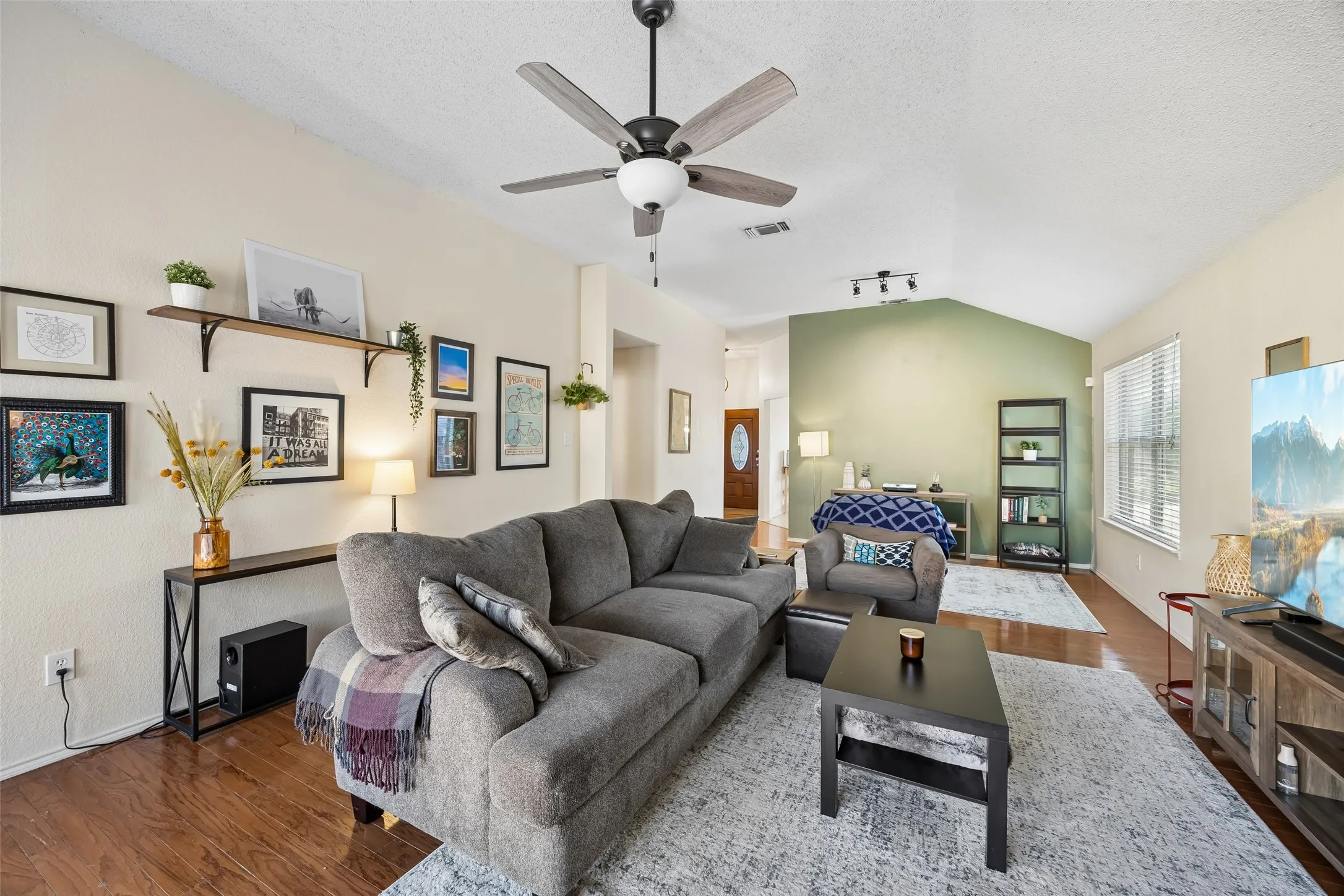 Single Family Residence For Sale in Tarrant County , 4645 Wheatland Drive, Fort Worth, Texas 76179, 3 Bedroom, 2 Bathroom, 2 Garage spaces, 1,560 Sqft, built in 2004, mls#21343287, Real Estate Agent in Fort Worth, Homes For Sale in Tarrant county, Homes For Sale in Fort Worth, Realtor in Fort Worth Texas, Real Estate Brokerage Independent Realty Texas, Luminita Cordes Realtor