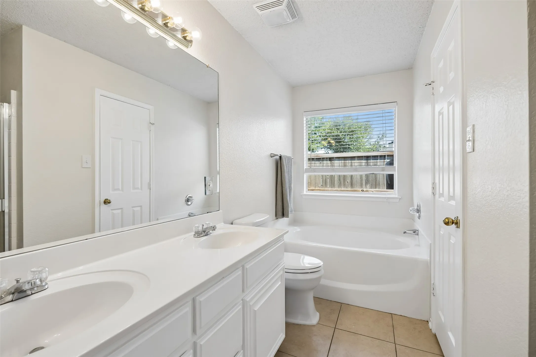 Single Family Residence For Sale in Tarrant County , 4645 Wheatland Drive, Fort Worth, Texas 76179, 3 Bedroom, 2 Bathroom, 2 Garage spaces, 1,560 Sqft, built in 2004, mls#21343287, Real Estate Agent in Fort Worth, Homes For Sale in Tarrant county, Homes For Sale in Fort Worth, Realtor in Fort Worth Texas, Real Estate Brokerage Independent Realty Texas, Luminita Cordes Realtor