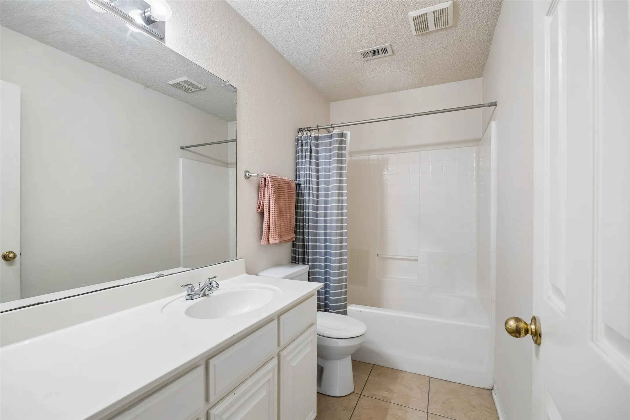 Single Family Residence For Sale in Tarrant County , 4645 Wheatland Drive, Fort Worth, Texas 76179, 3 Bedroom, 2 Bathroom, 2 Garage spaces, 1,560 Sqft, built in 2004, mls#21343287, Real Estate Agent in Fort Worth, Homes For Sale in Tarrant county, Homes For Sale in Fort Worth, Realtor in Fort Worth Texas, Real Estate Brokerage Independent Realty Texas, Luminita Cordes Realtor