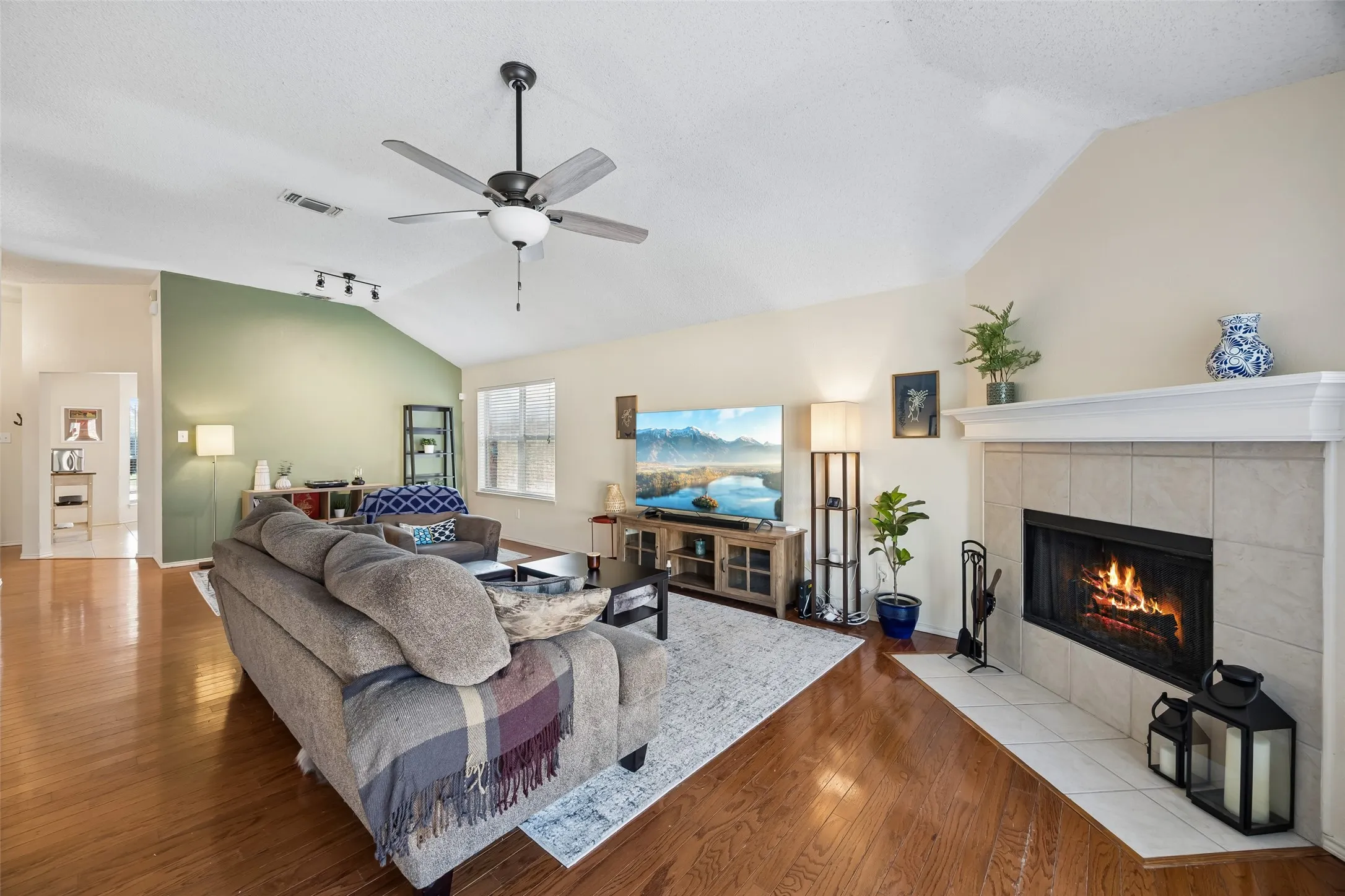 Single Family Residence For Sale in Tarrant County , 4645 Wheatland Drive, Fort Worth, Texas 76179, 3 Bedroom, 2 Bathroom, 2 Garage spaces, 1,560 Sqft, built in 2004, mls#21343287, Real Estate Agent in Fort Worth, Homes For Sale in Tarrant county, Homes For Sale in Fort Worth, Realtor in Fort Worth Texas, Real Estate Brokerage Independent Realty Texas, Luminita Cordes Realtor