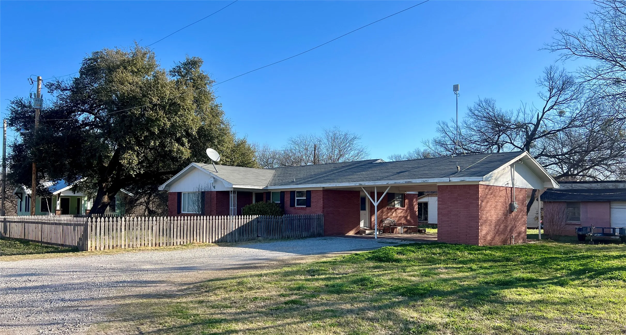 Single Family Residence For Rent in Palo Pinto County , 216 Woodlawn Avenue, Strawn, Texas 76475, 2 Bedroom, 1 Bathroom, Garage spaces, 1,284 Sqft, built in 1970, Price $1,600, mls#21346686, Real Estate Agent in Strawn, Homes For Rent in Palo Pinto county, Homes For Rent in Strawn, Realtor in Strawn Texas, Real Estate Brokerage Independent Realty Texas, Luminita Cordes Realtor