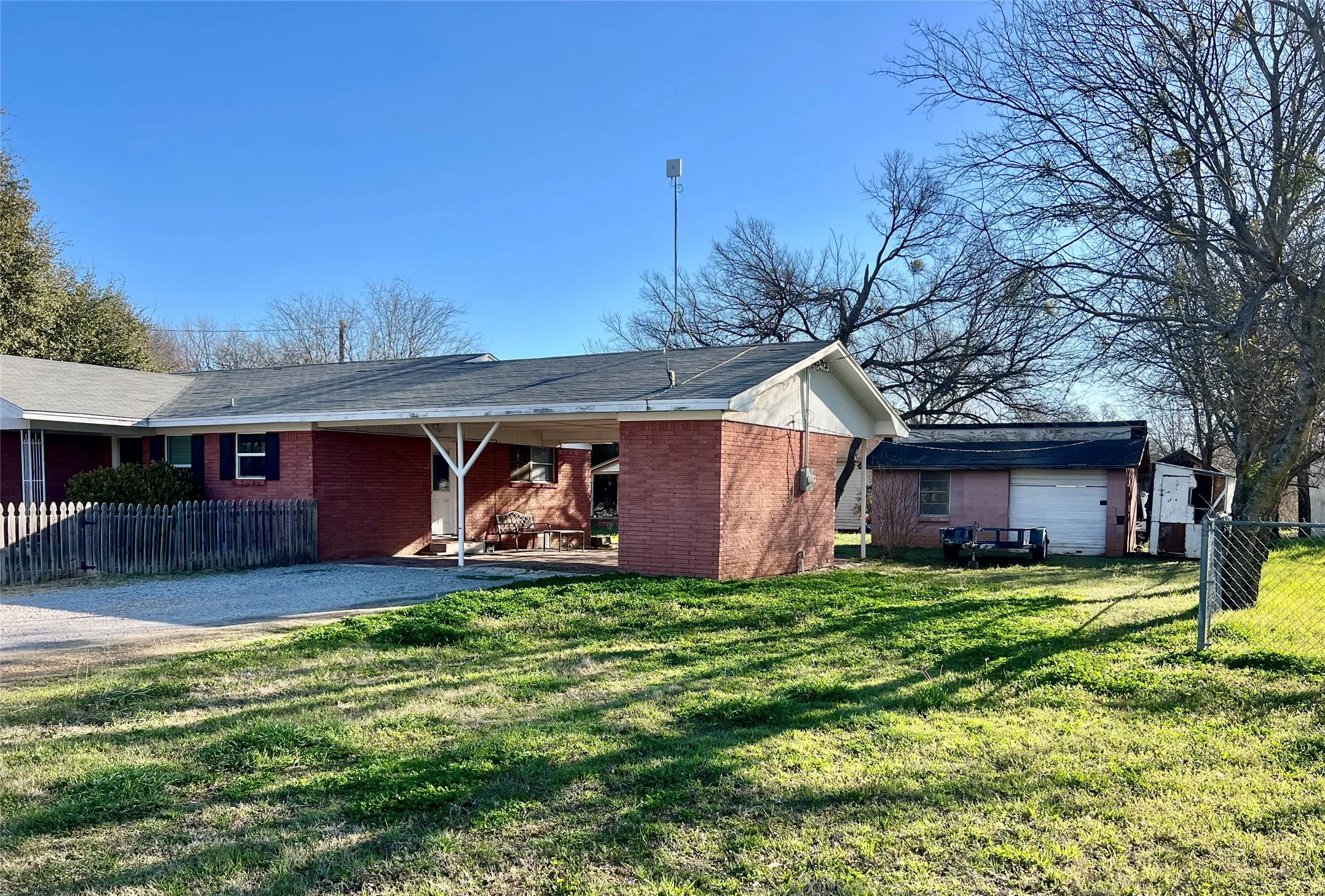 Single Family Residence For Rent in Palo Pinto County , 216 Woodlawn Avenue, Strawn, Texas 76475, 2 Bedroom, 1 Bathroom, Garage spaces, 1,284 Sqft, built in 1970, Price $1,600, mls#21346686, Real Estate Agent in Strawn, Homes For Rent in Palo Pinto county, Homes For Rent in Strawn, Realtor in Strawn Texas, Real Estate Brokerage Independent Realty Texas, Luminita Cordes Realtor