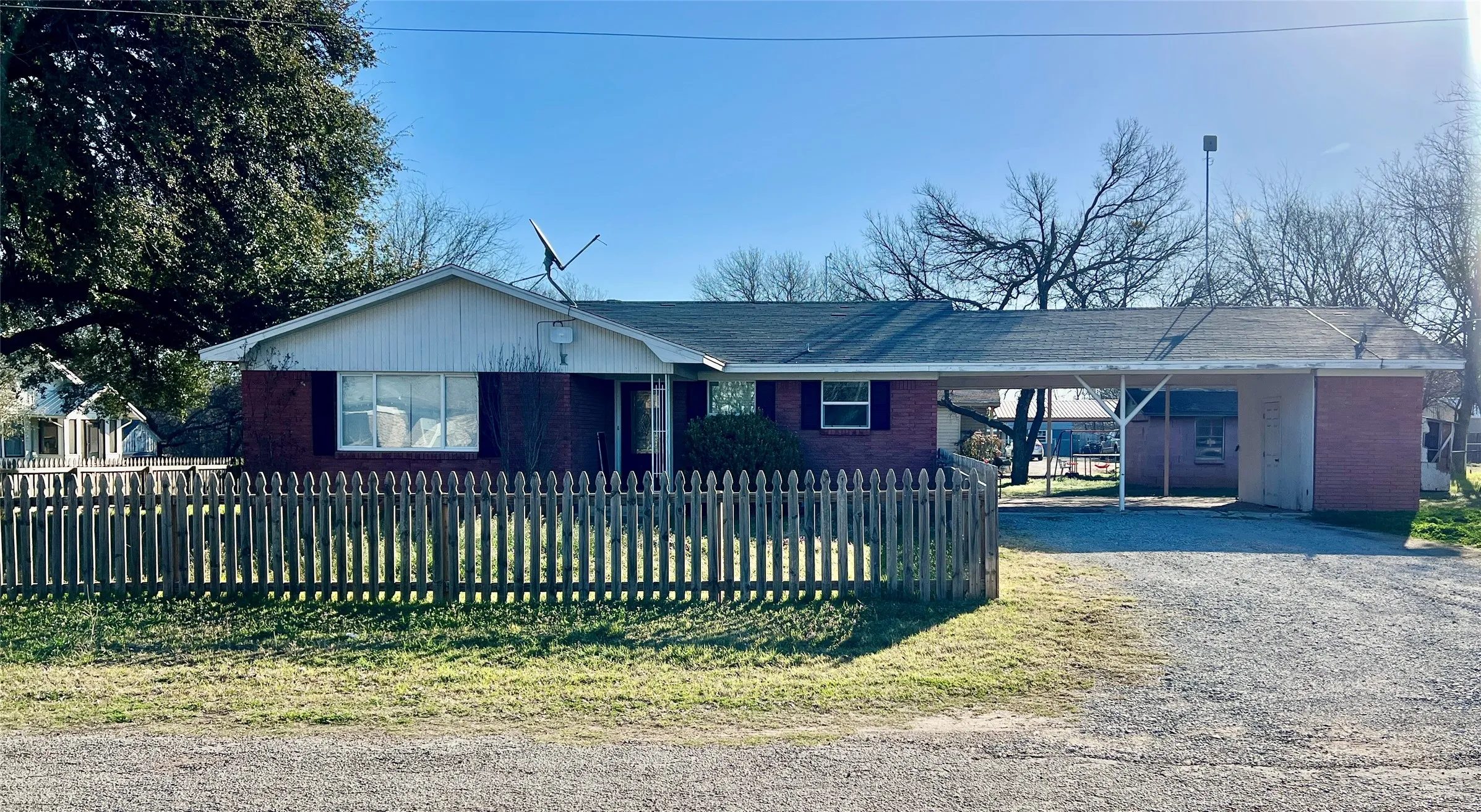Single Family Residence For Rent in Palo Pinto County , 216 Woodlawn Avenue, Strawn, Texas 76475, 2 Bedroom, 1 Bathroom, Garage spaces, 1,284 Sqft, built in 1970, Price $1,600, mls#21346686, Real Estate Agent in Strawn, Homes For Rent in Palo Pinto county, Homes For Rent in Strawn, Realtor in Strawn Texas, Real Estate Brokerage Independent Realty Texas, Luminita Cordes Realtor
