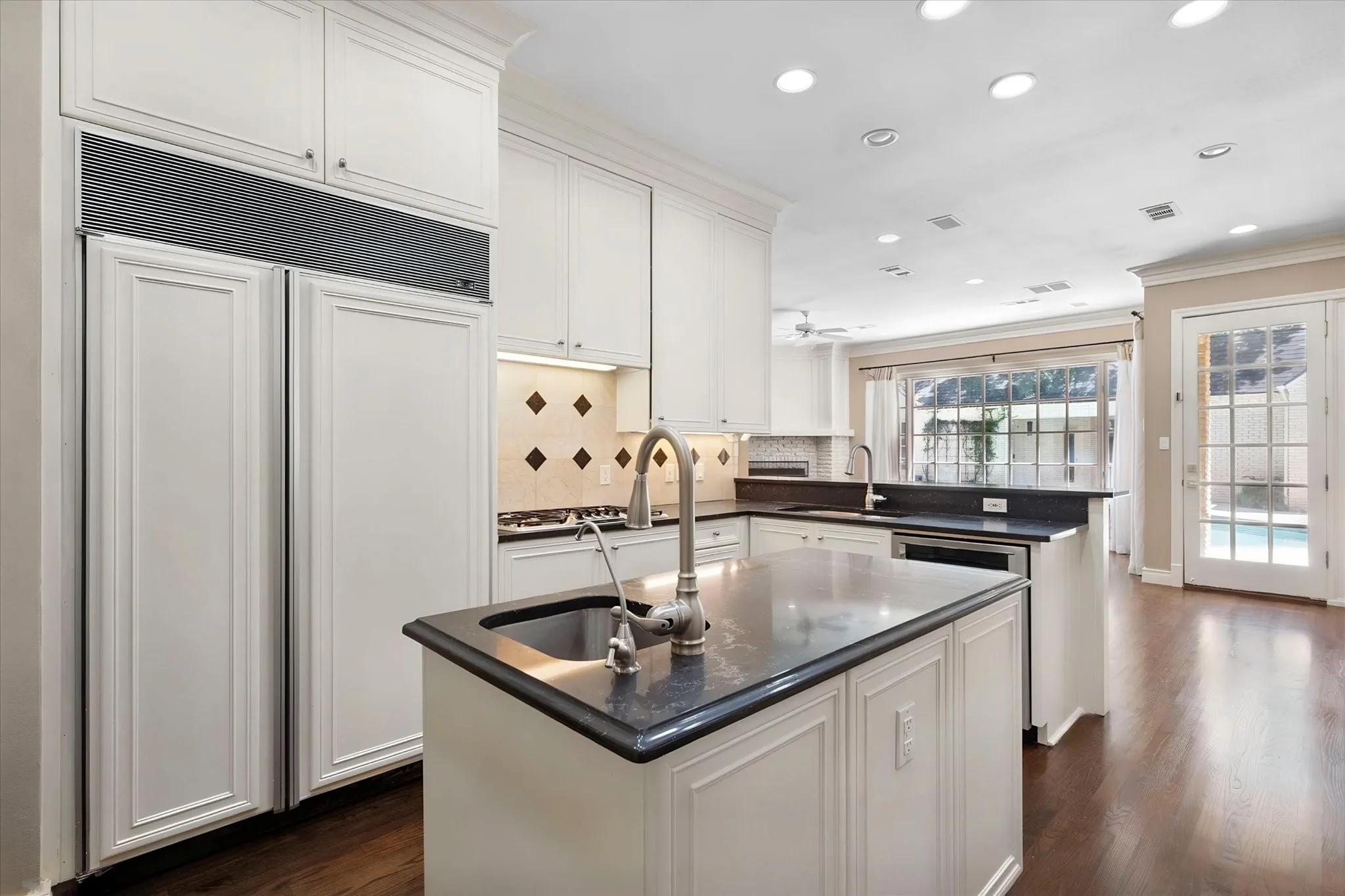Island kitchen with an Sub-Zero refrigerator
