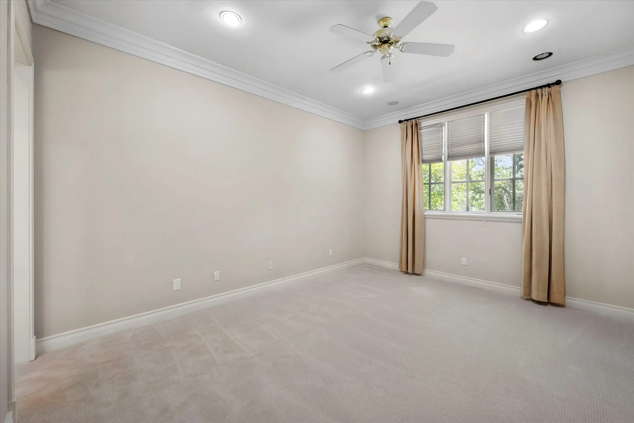 Upstairs 4th bedroom with ensuite bath.