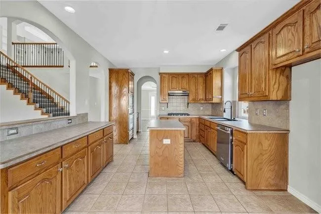 Single Family Residence For Sale in Dallas County , 9102 Hogan Drive, Rowlett, Texas 75089, 5 Bedroom, 4 Bathroom, 2 Garage spaces, 3,191 Sqft, built in 2003, mls#21333900, Real Estate Agent in Rowlett, Homes For Sale in Dallas county, Homes For Sale in Rowlett, Realtor in Rowlett Texas, Real Estate Brokerage Independent Realty Texas, Luminita Cordes Realtor