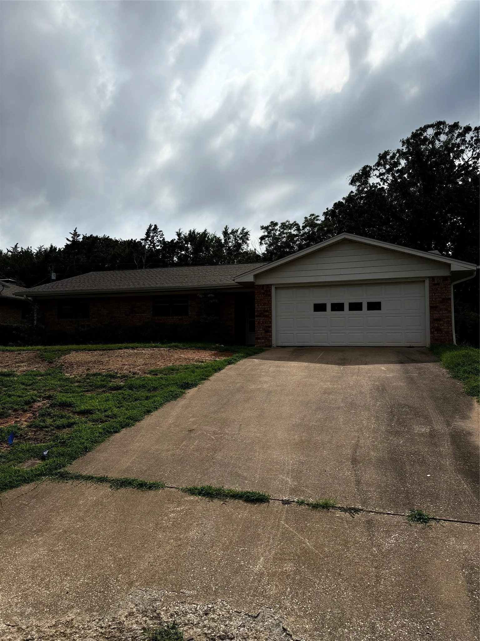 Single Family Residence For Rent in Grayson County , 2409 Caprice Avenue, Denison, Texas 75020, 3 Bedroom, 2 Bathroom, 2 Garage spaces, 1,404 Sqft, built in 1976, mls#21348722, Real Estate Agent in Denison, Homes For Rent in Grayson county, Homes For Rent in Denison, Realtor in Denison Texas, Real Estate Brokerage Independent Realty Texas, Luminita Cordes Realtor