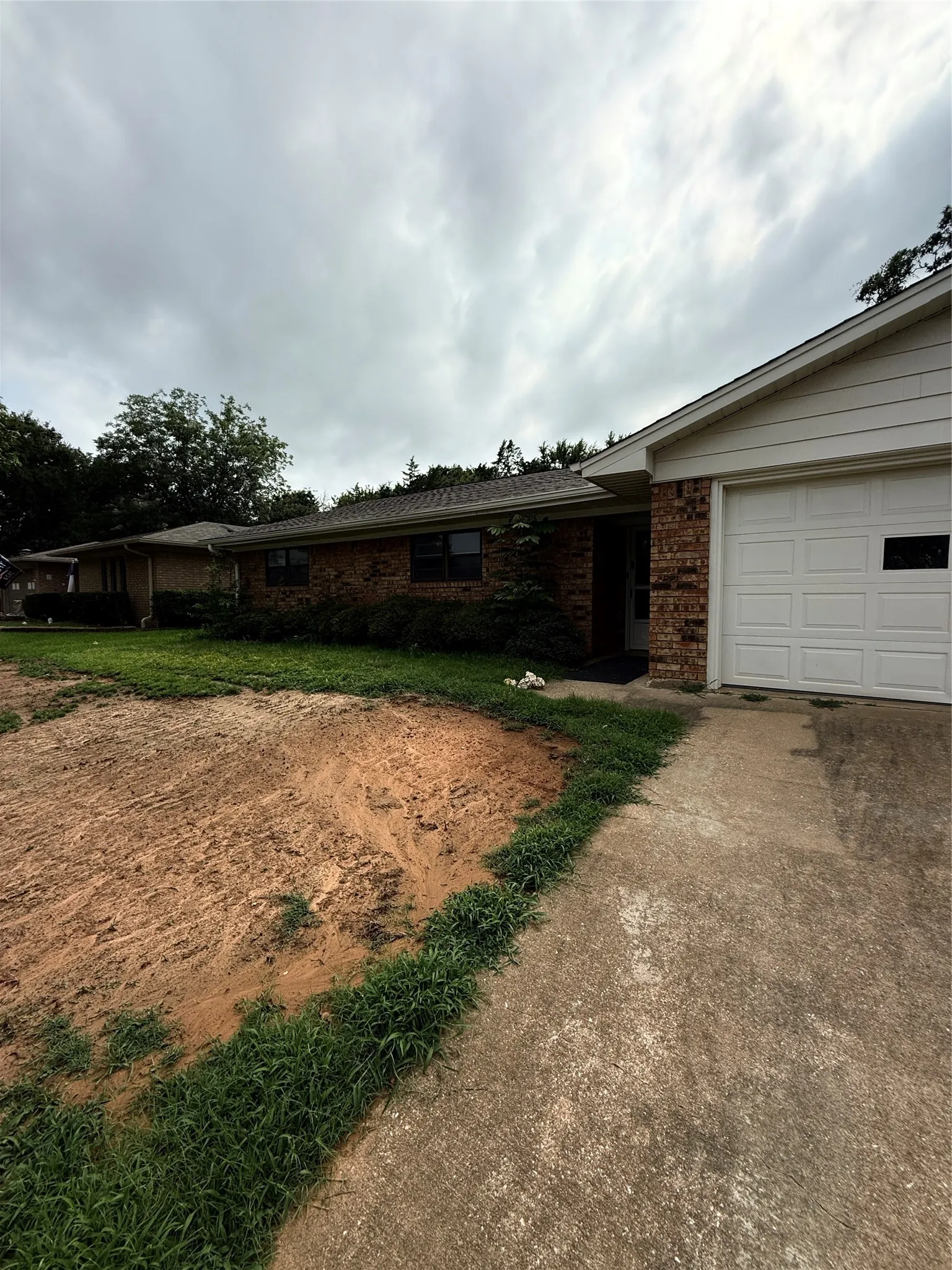 Single Family Residence For Rent in Grayson County , 2409 Caprice Avenue, Denison, Texas 75020, 3 Bedroom, 2 Bathroom, 2 Garage spaces, 1,404 Sqft, built in 1976, mls#21348722, Real Estate Agent in Denison, Homes For Rent in Grayson county, Homes For Rent in Denison, Realtor in Denison Texas, Real Estate Brokerage Independent Realty Texas, Luminita Cordes Realtor