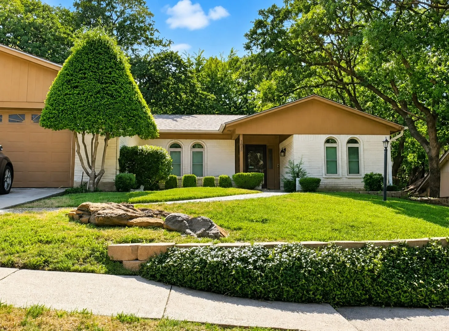 Single Family Residence For Sale in Tarrant County , 1820 Holly Oak Street, Arlington, Texas 76012, 3 Bedroom, 2 Bathroom, 2 Garage spaces, 2,174 Sqft, built in 1973, mls#21337837, Real Estate Agent in Arlington, Homes For Sale in Tarrant county, Homes For Sale in Arlington, Realtor in Arlington Texas, Real Estate Brokerage Independent Realty Texas, Luminita Cordes Realtor