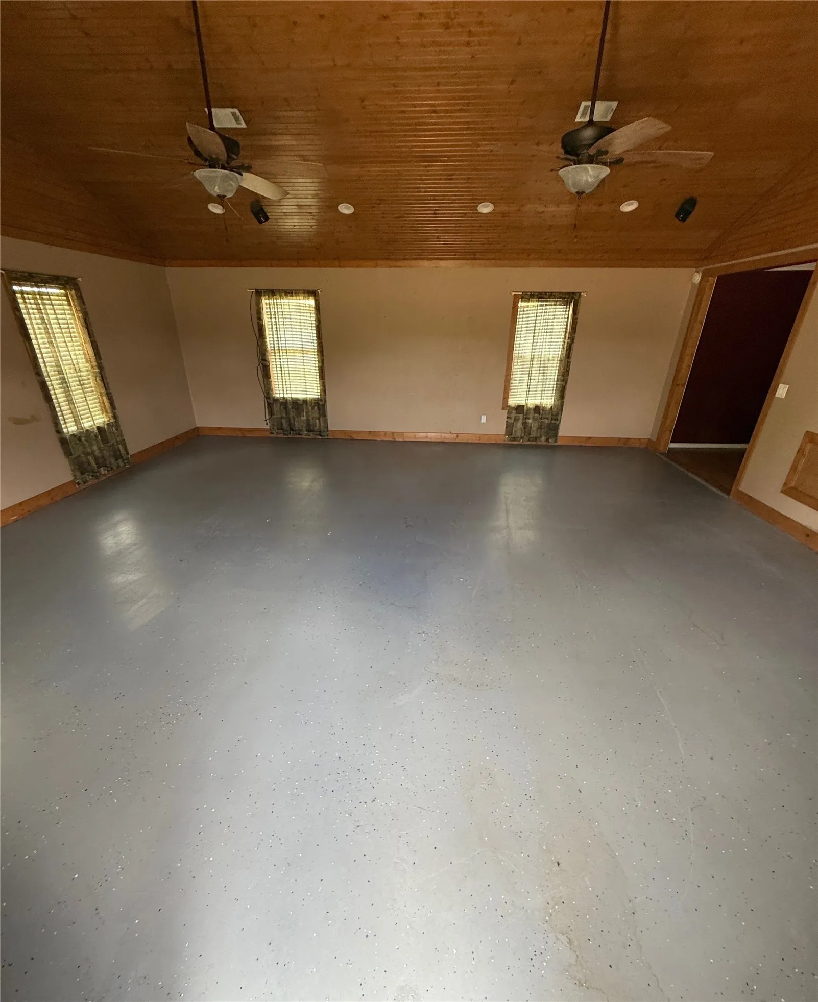 Single Family Residence For Sale in Leon County , 648 S Center Street, Buffalo, Texas 75831, 3 Bedroom, 3 Bathroom, Garage spaces, 2,096 Sqft, built in 2011, mls#21348635, Real Estate Agent in Buffalo, Homes For Sale in Leon county, Homes For Sale in Buffalo, Realtor in Buffalo Texas, Real Estate Brokerage Independent Realty Texas, Luminita Cordes Realtor
