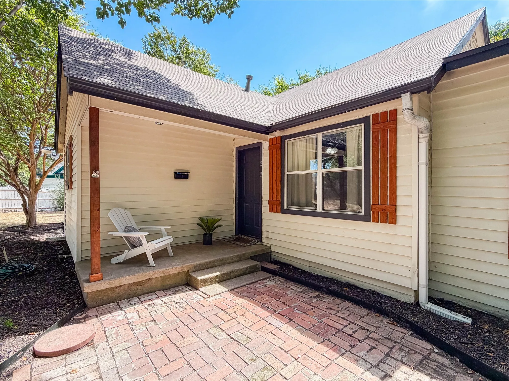Single Family Residence For Sale in Ellis County , 212 Penn Street, Waxahachie, Texas 75165, 2 Bedroom, 1 Bathroom, Garage spaces, 1,332 Sqft, built in 1947, mls#21348725, Real Estate Agent in Waxahachie, Homes For Sale in Ellis county, Homes For Sale in Waxahachie, Realtor in Waxahachie Texas, Real Estate Brokerage Independent Realty Texas, Luminita Cordes Realtor
