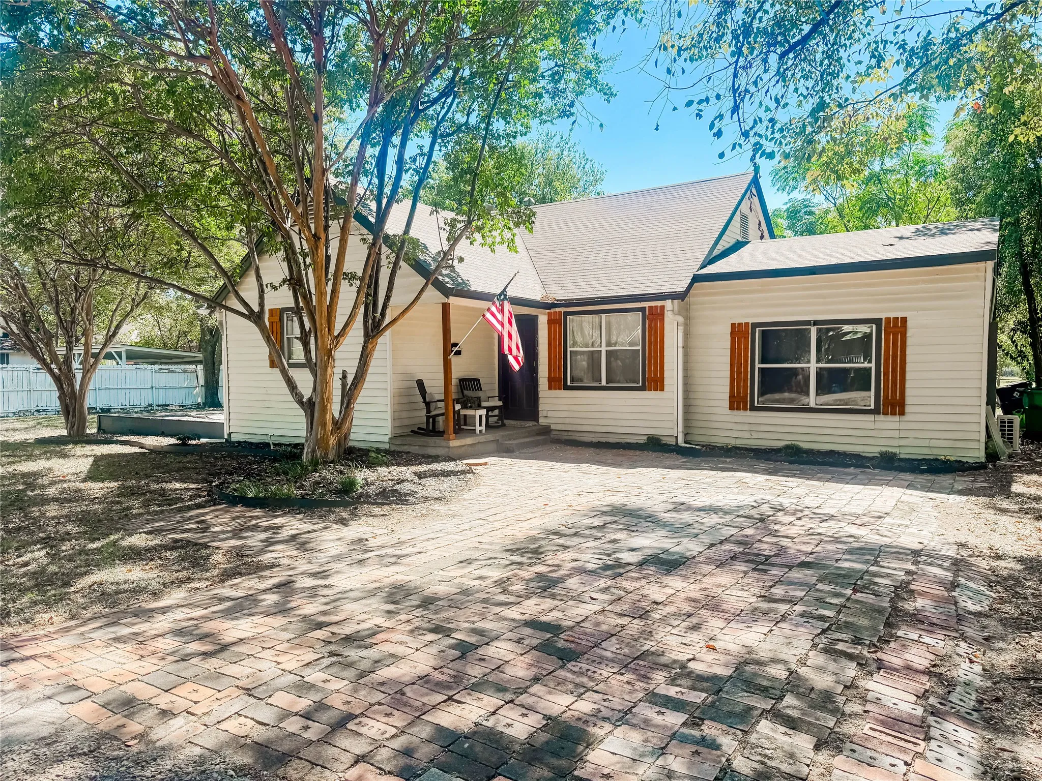 Single Family Residence For Sale in Ellis County , 212 Penn Street, Waxahachie, Texas 75165, 2 Bedroom, 1 Bathroom, Garage spaces, 1,332 Sqft, built in 1947, mls#21348725, Real Estate Agent in Waxahachie, Homes For Sale in Ellis county, Homes For Sale in Waxahachie, Realtor in Waxahachie Texas, Real Estate Brokerage Independent Realty Texas, Luminita Cordes Realtor