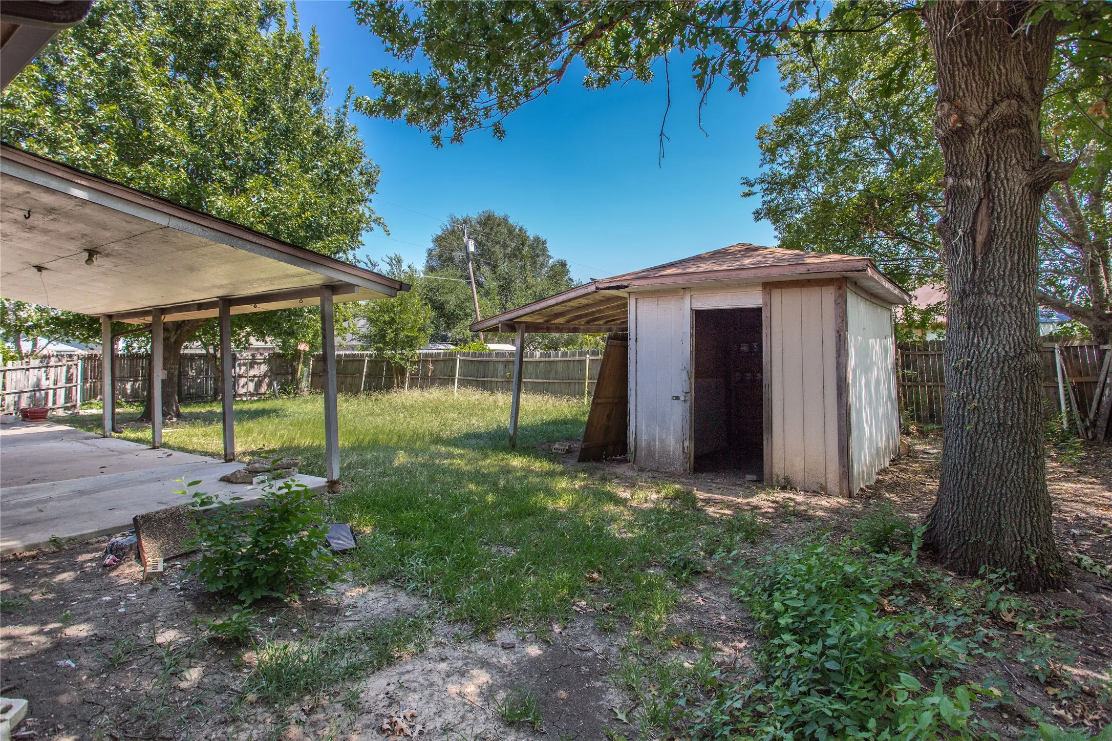 Single Family Residence For Rent in Johnson County , 303 Shirley Drive, Alvarado, Texas 76009, 3 Bedroom, 2 Bathroom, 2 Garage spaces, 1,523 Sqft, built in 1990, Price $2,150, mls#21348717, Real Estate Agent in Alvarado, Homes For Rent in Johnson county, Homes For Rent in Alvarado, Realtor in Alvarado Texas, Real Estate Brokerage Independent Realty Texas, Luminita Cordes Realtor